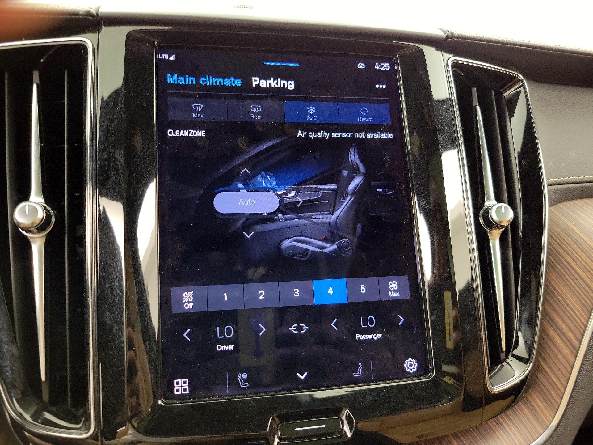 Thumbnail: 2022 Volvo XC60 - 16