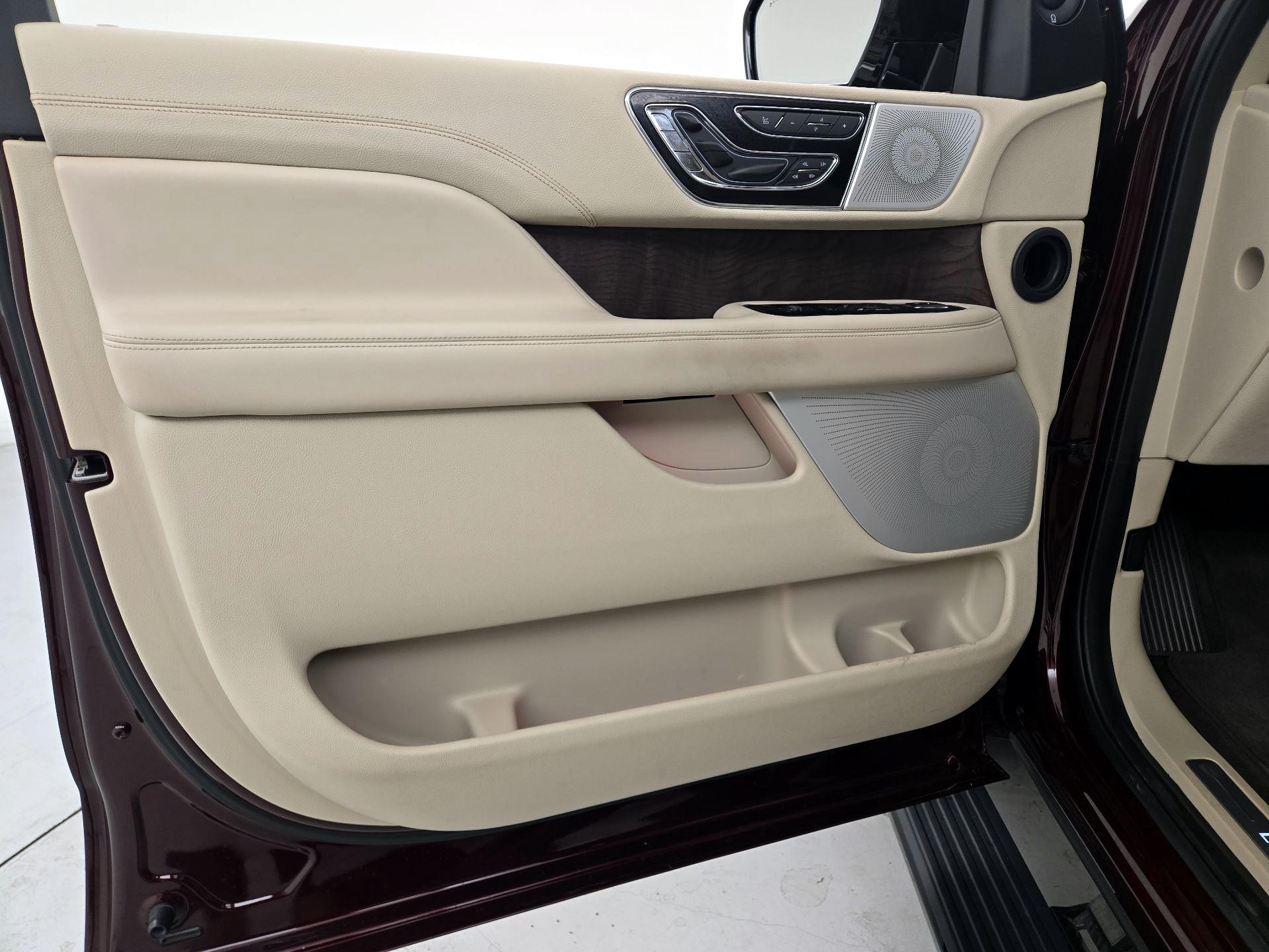 Thumbnail: 2021 Lincoln Navigator - 12