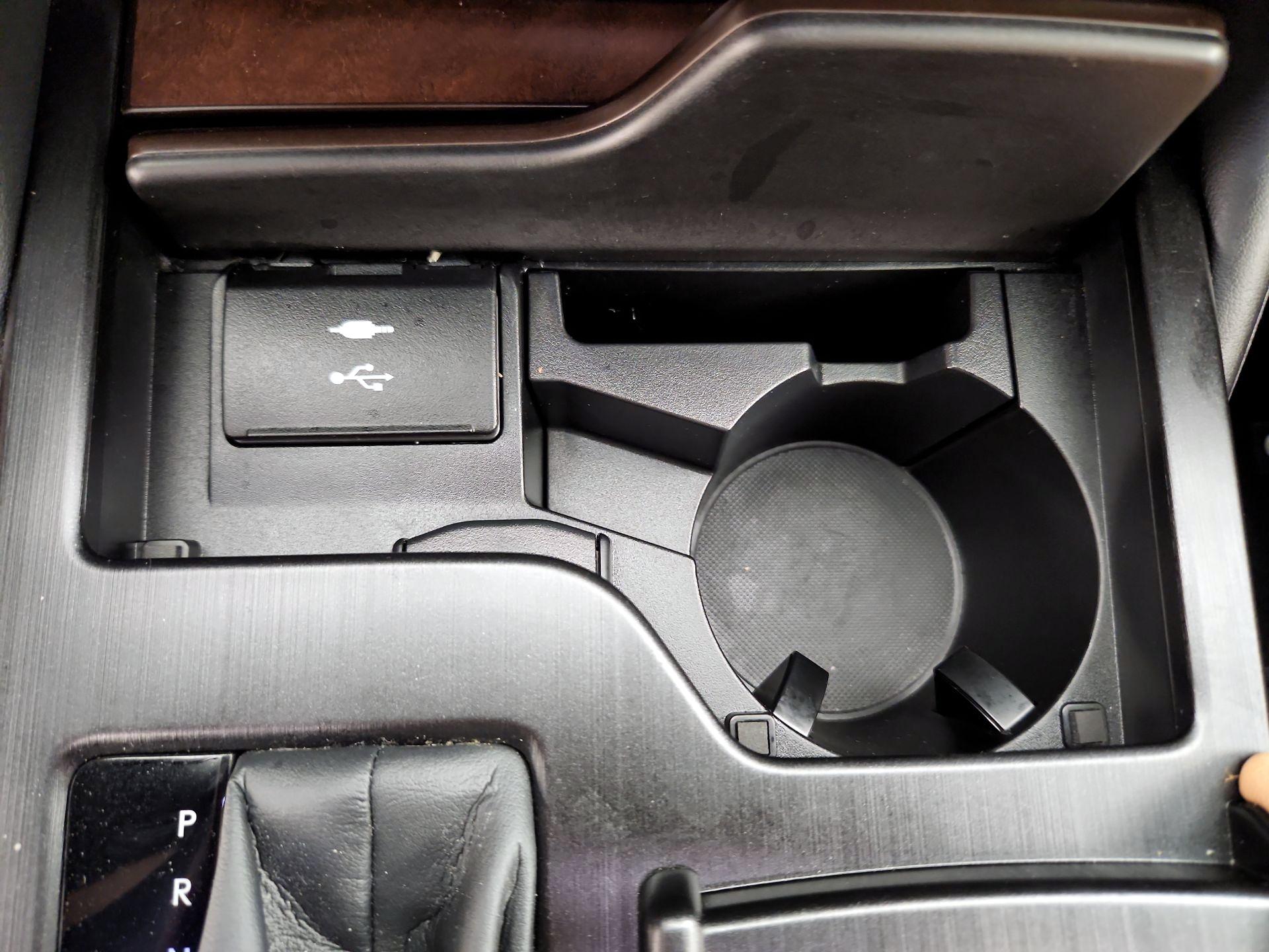 Thumbnail: 2022 Lexus ES - 19