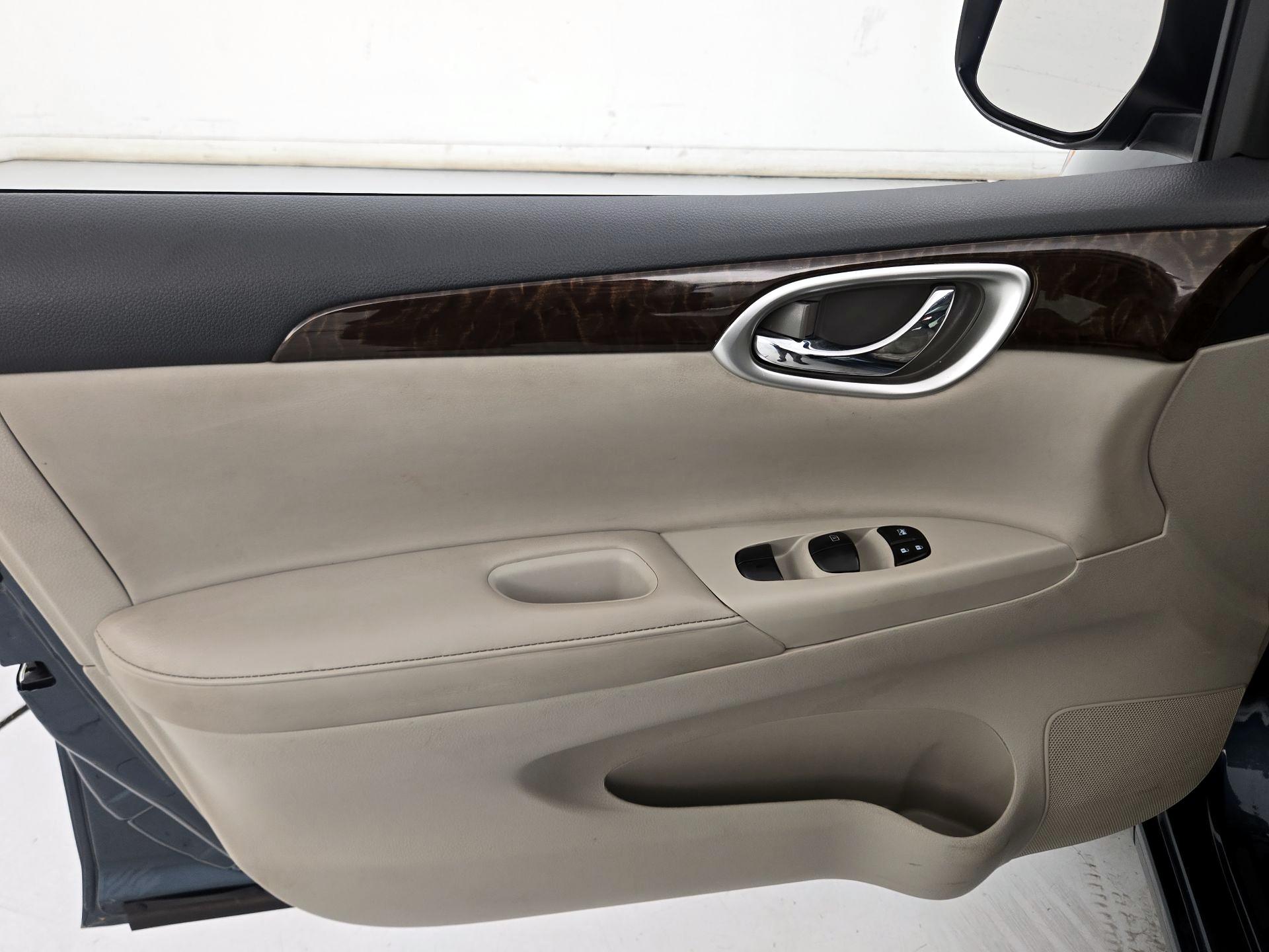 Thumbnail: 2015 Nissan Sentra - 12
