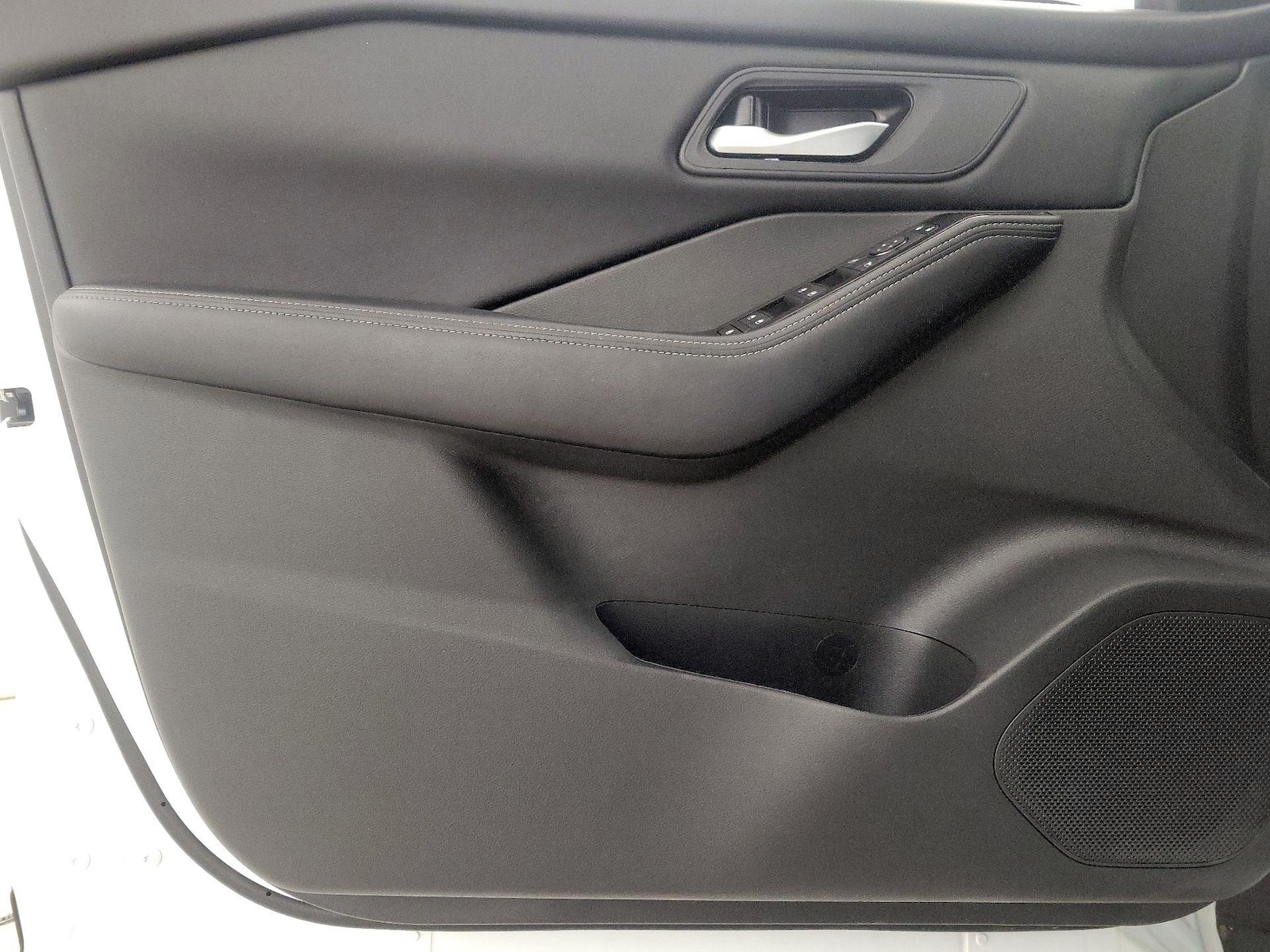 2025 Nissan Rogue SV - Photo 13