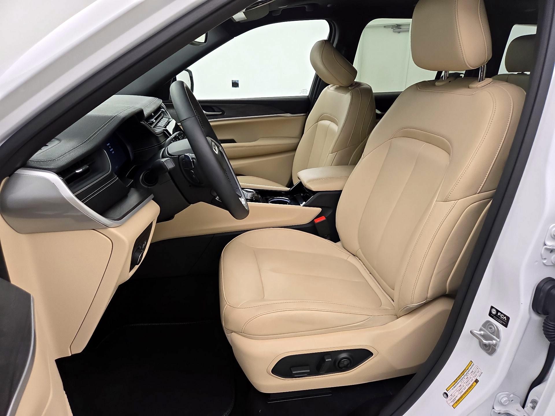 Thumbnail: 2023 Jeep Grand Cherokee - 11