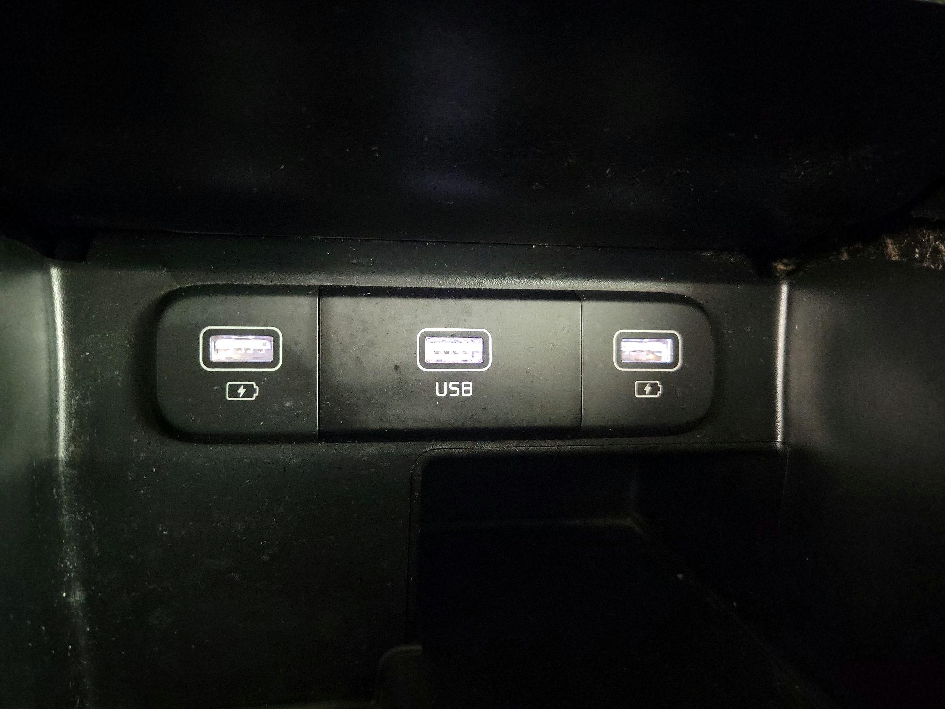 Thumbnail: 2023 Kia Sorento - 18