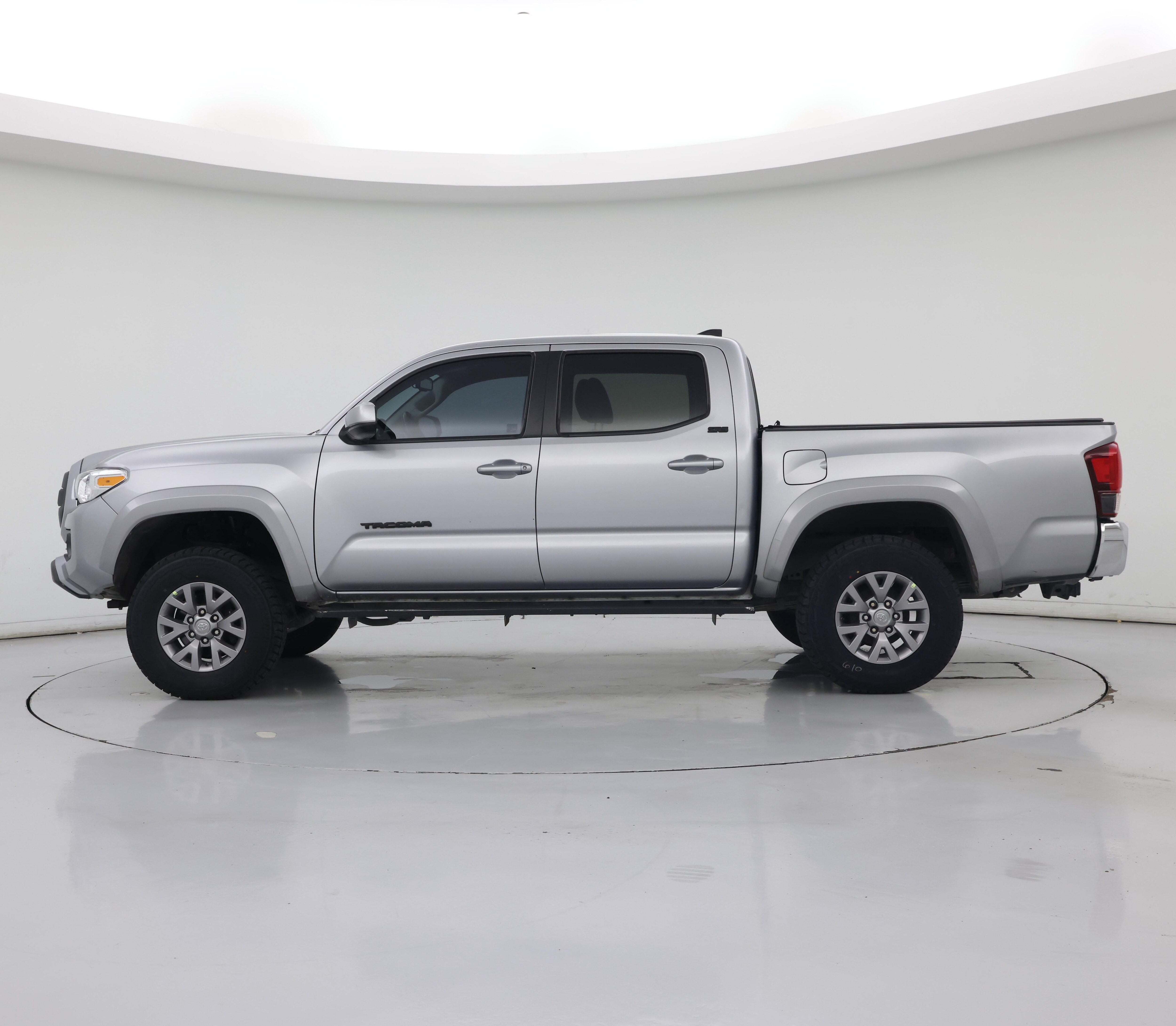 Thumbnail: 2018 Toyota Tacoma - 3