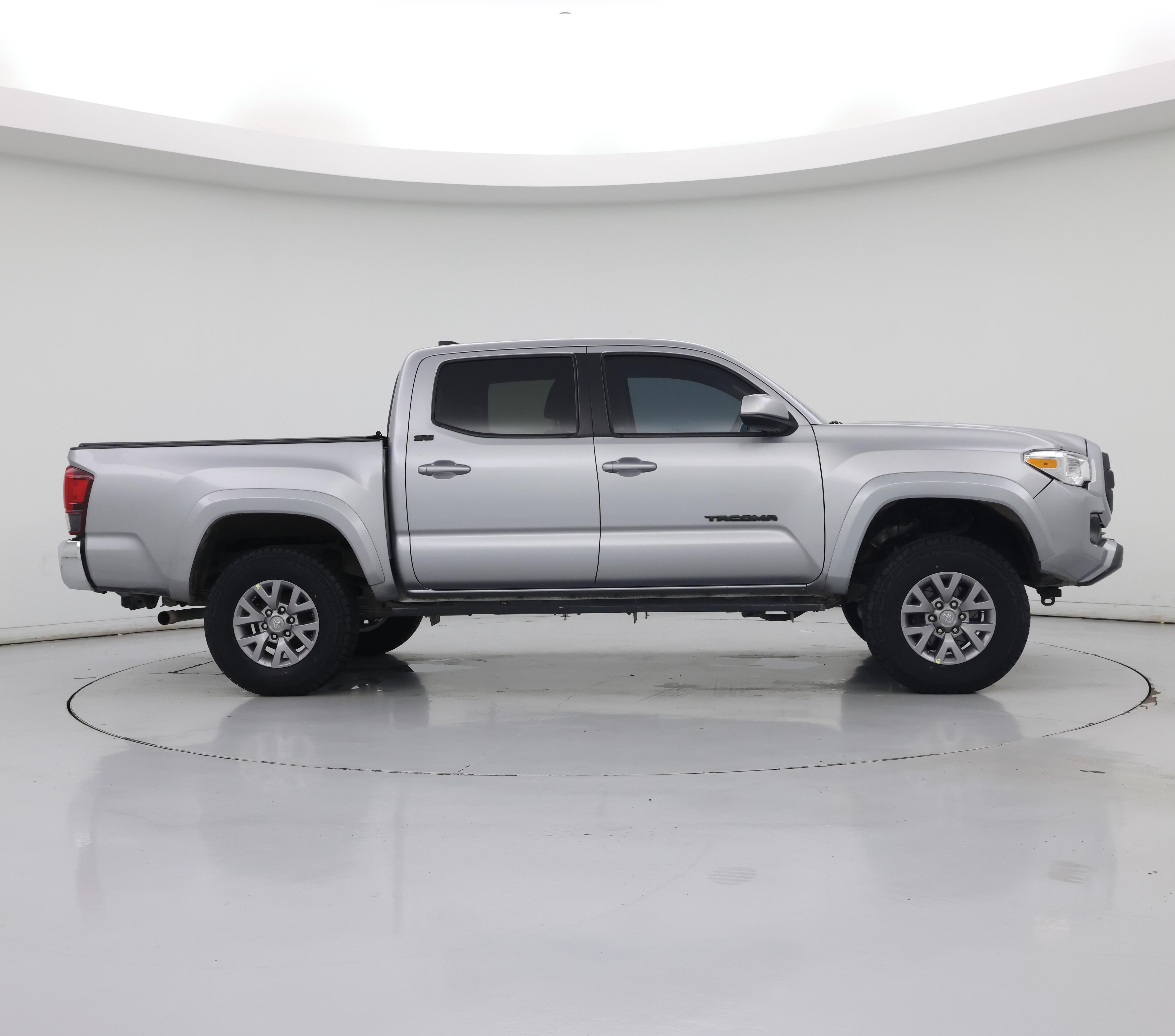Thumbnail: 2018 Toyota Tacoma - 7