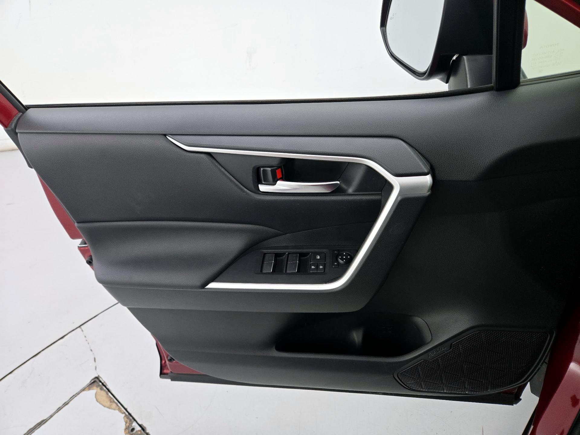Thumbnail: 2022 Toyota RAV4 - 12