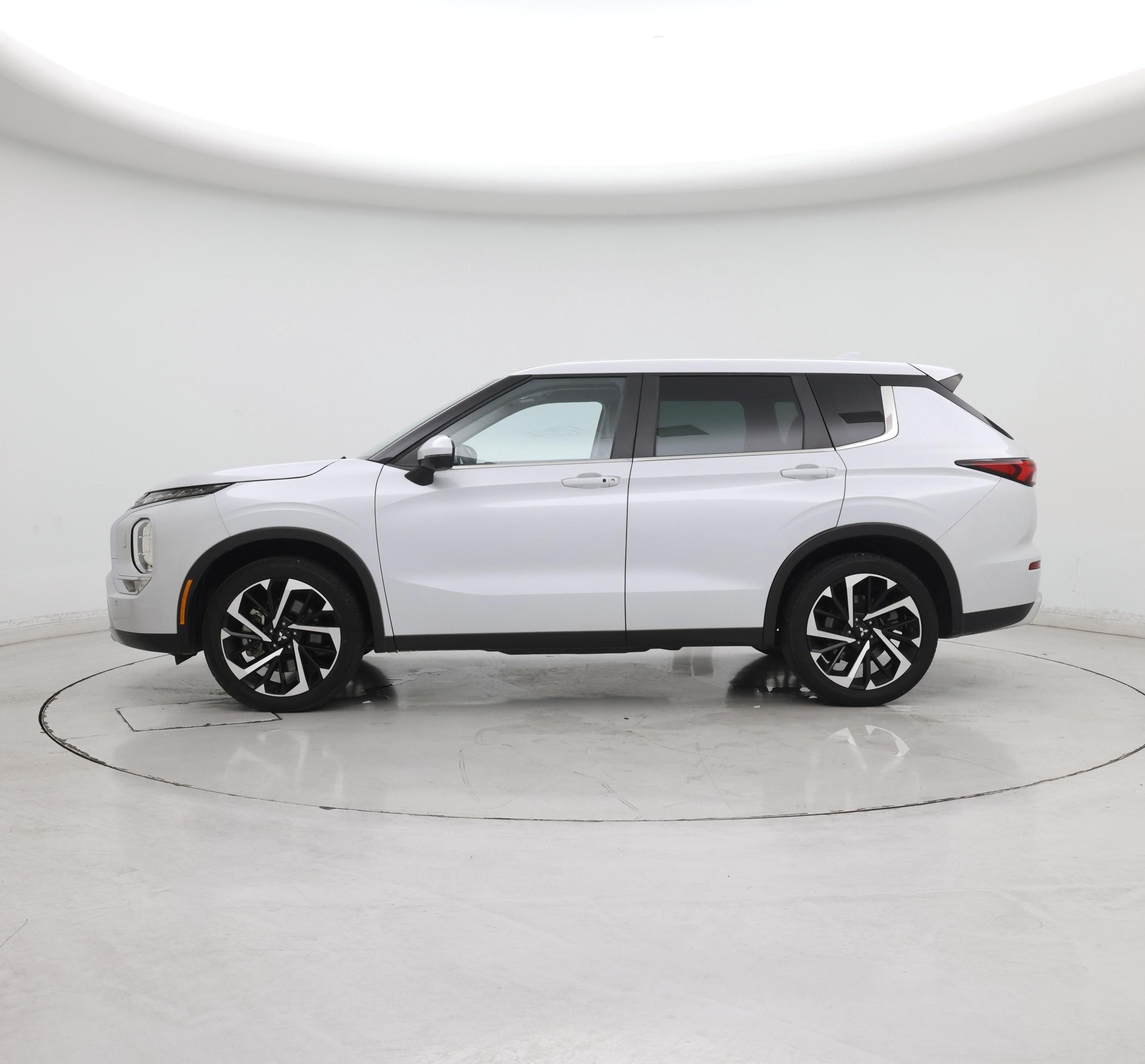 Thumbnail: 2023 Mitsubishi Outlander - 3