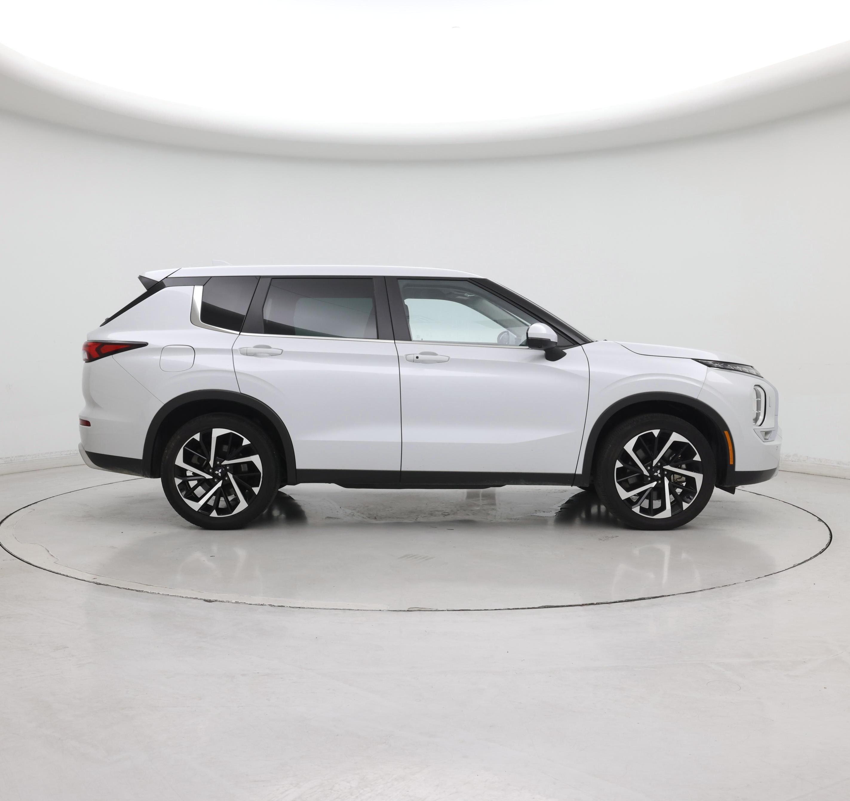 Thumbnail: 2023 Mitsubishi Outlander - 7