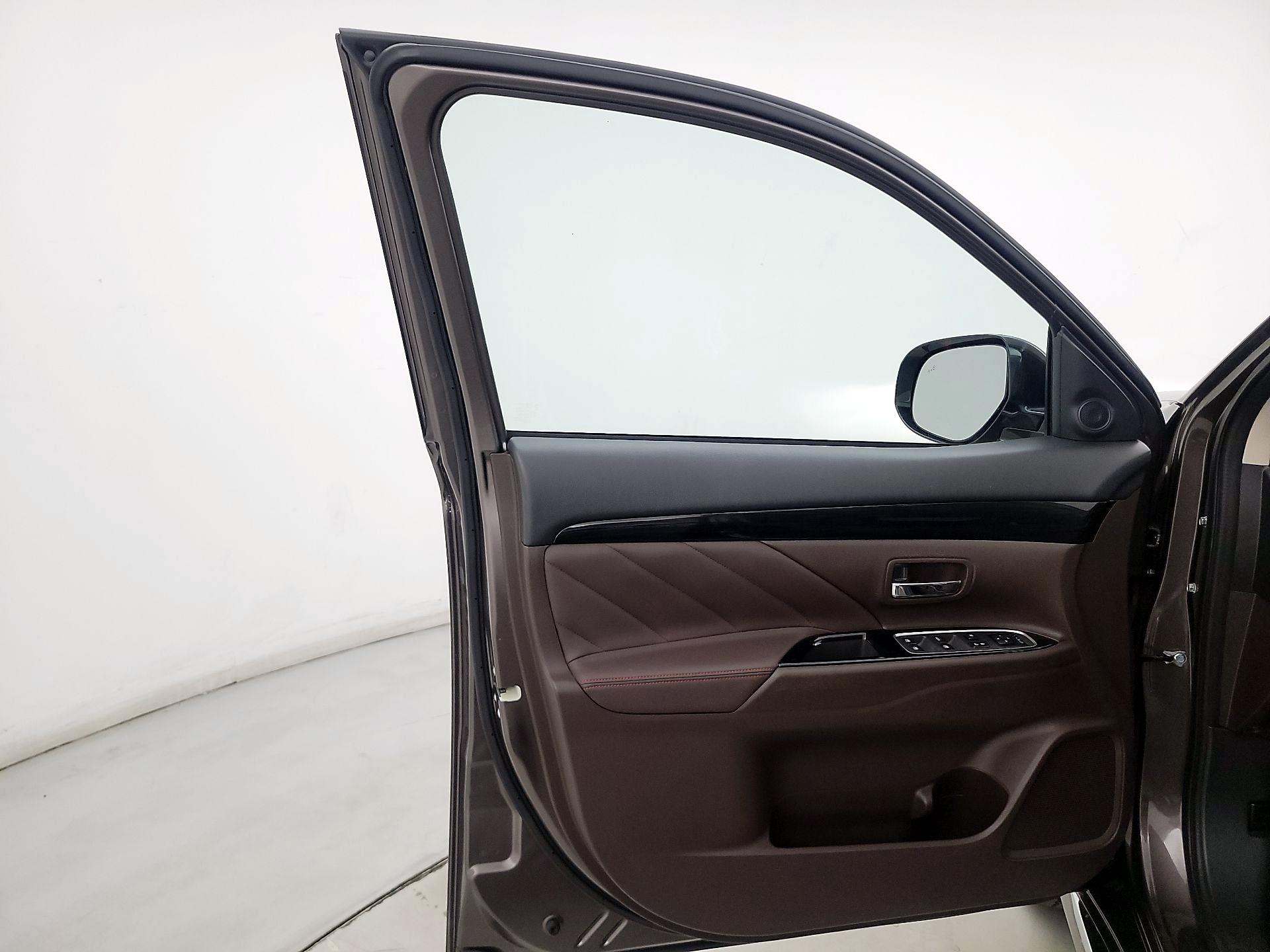 Thumbnail: 2018 Mitsubishi Outlander - 12