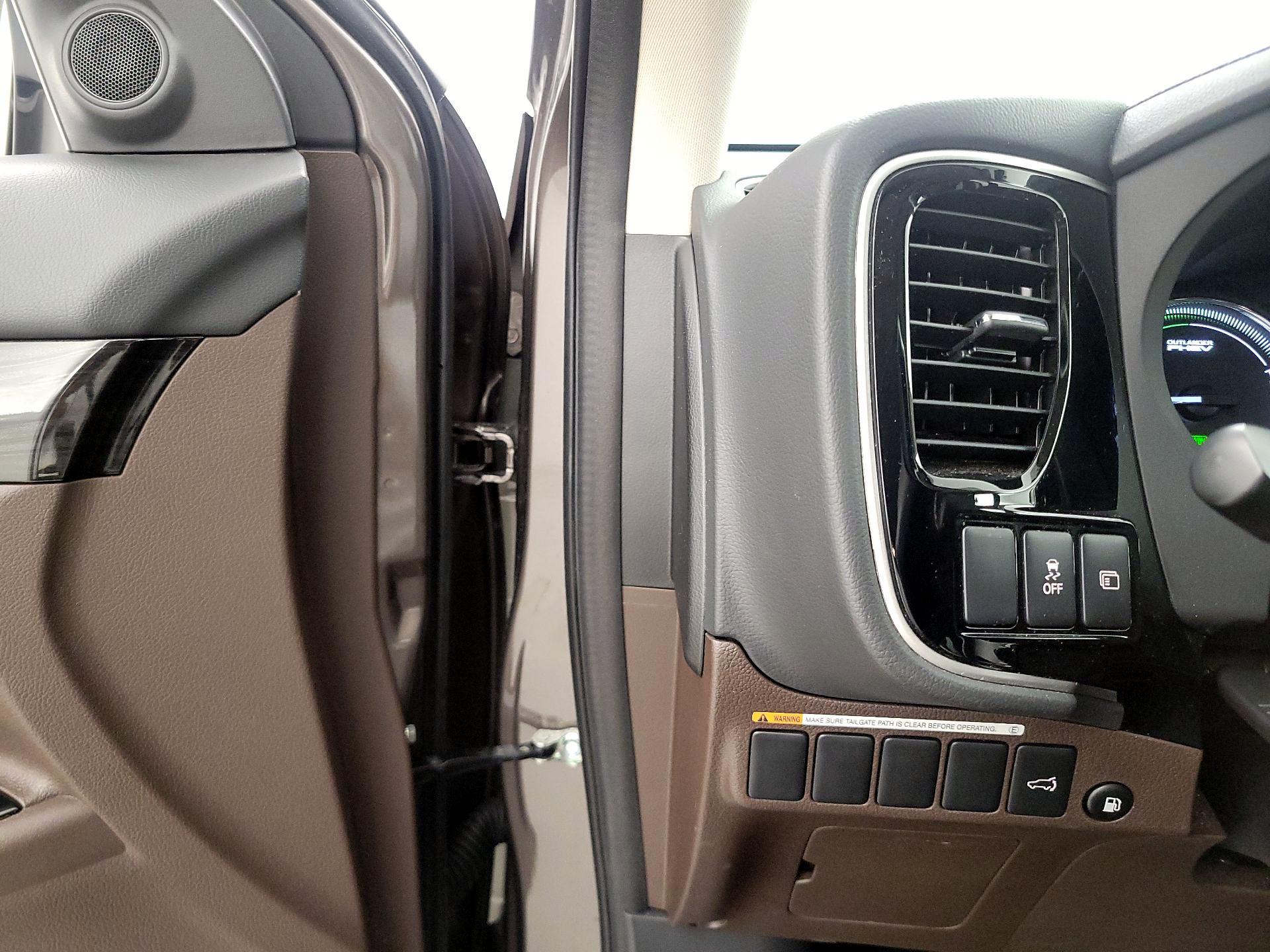 Thumbnail: 2018 Mitsubishi Outlander - 13