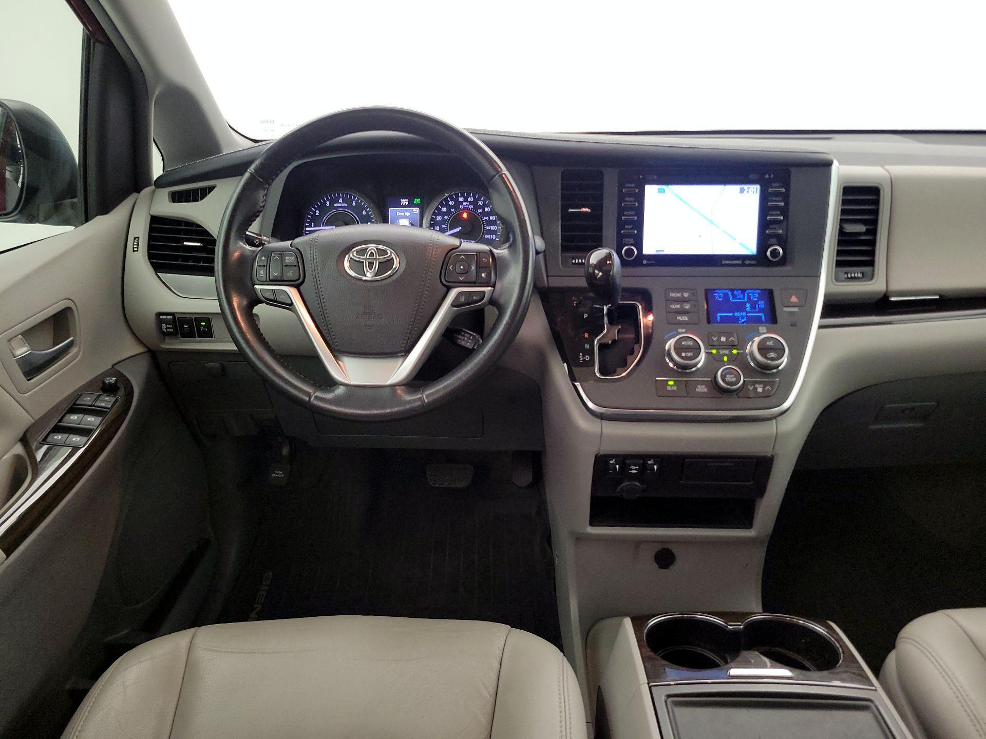 Thumbnail: 2018 Toyota Sienna - 10