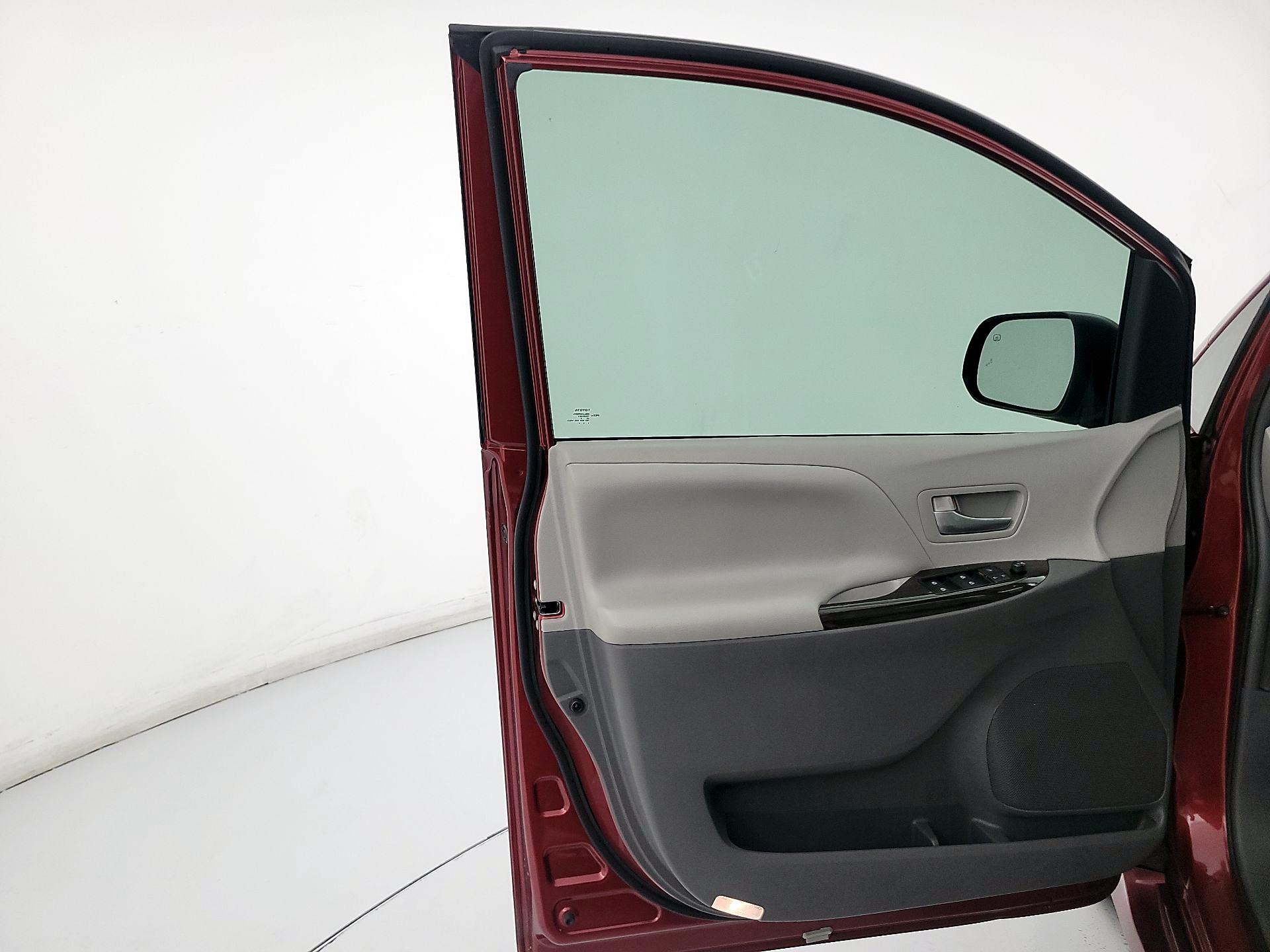 Thumbnail: 2018 Toyota Sienna - 12