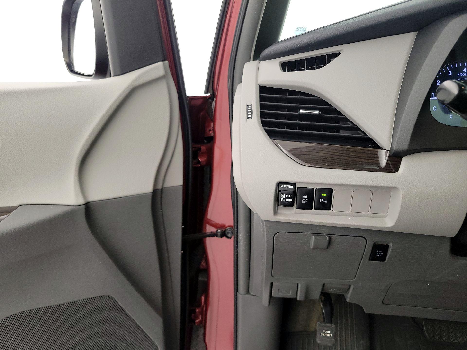 Thumbnail: 2018 Toyota Sienna - 13