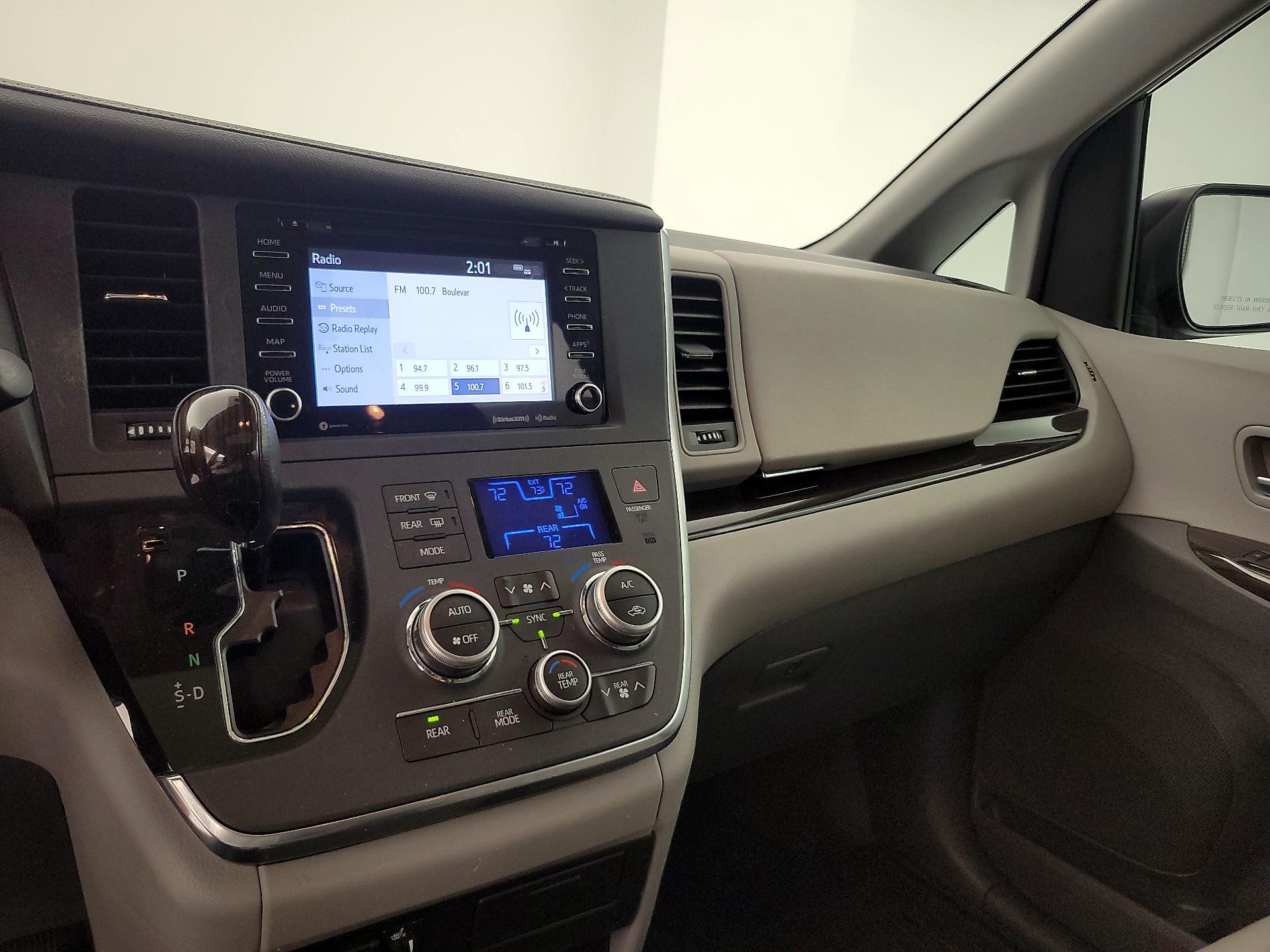 Thumbnail: 2018 Toyota Sienna - 16