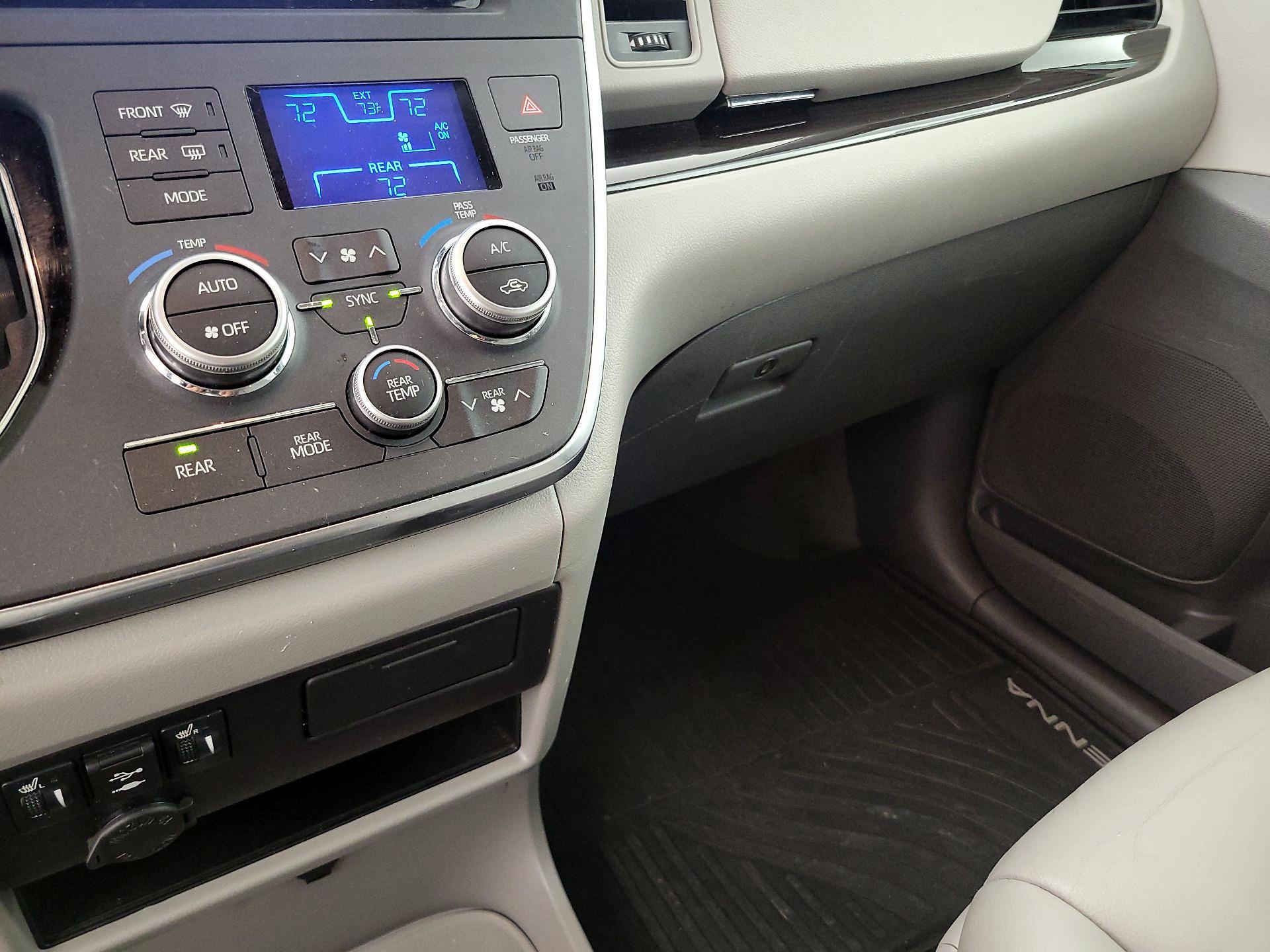 Thumbnail: 2018 Toyota Sienna - 17