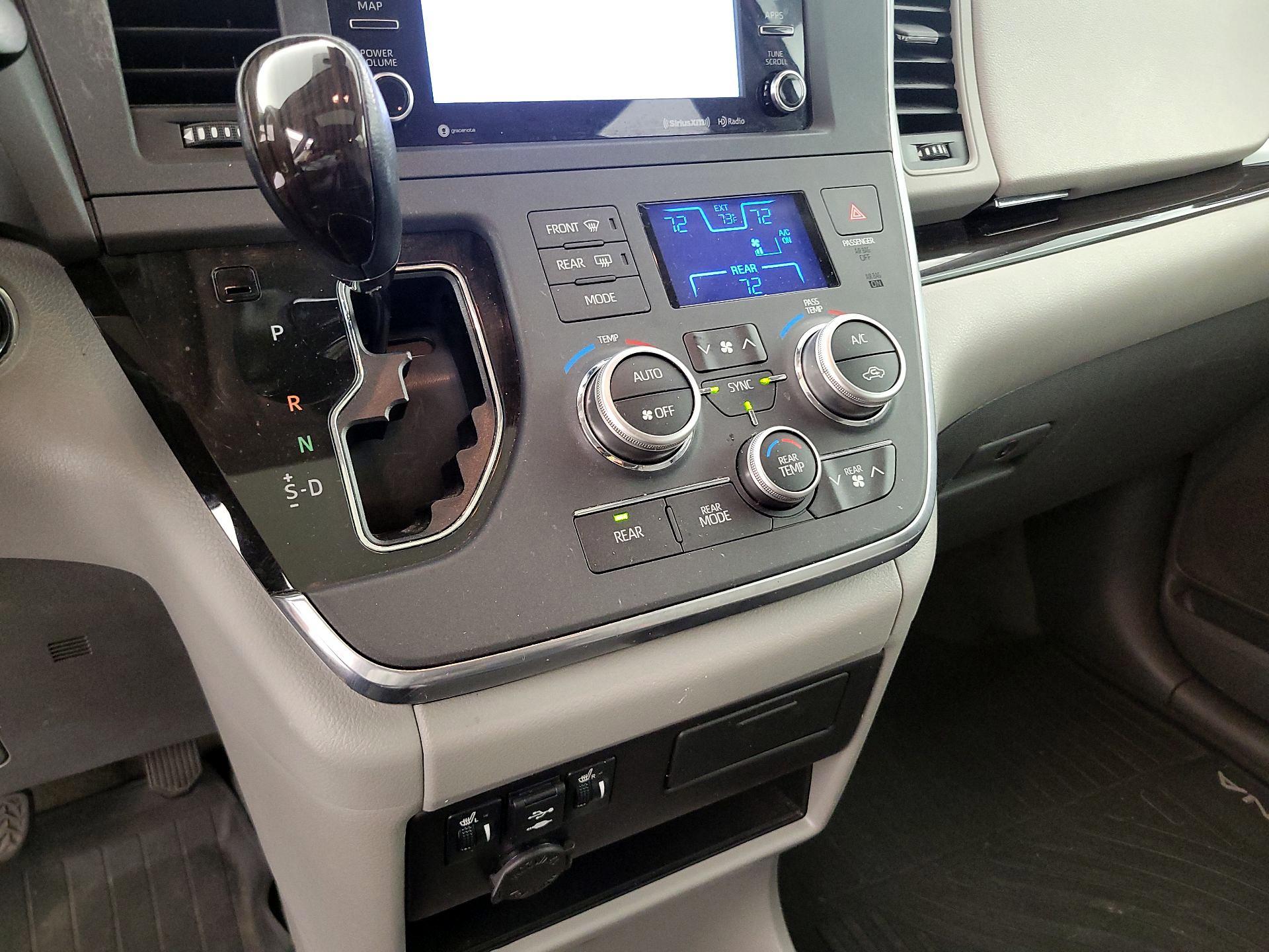 Thumbnail: 2018 Toyota Sienna - 18