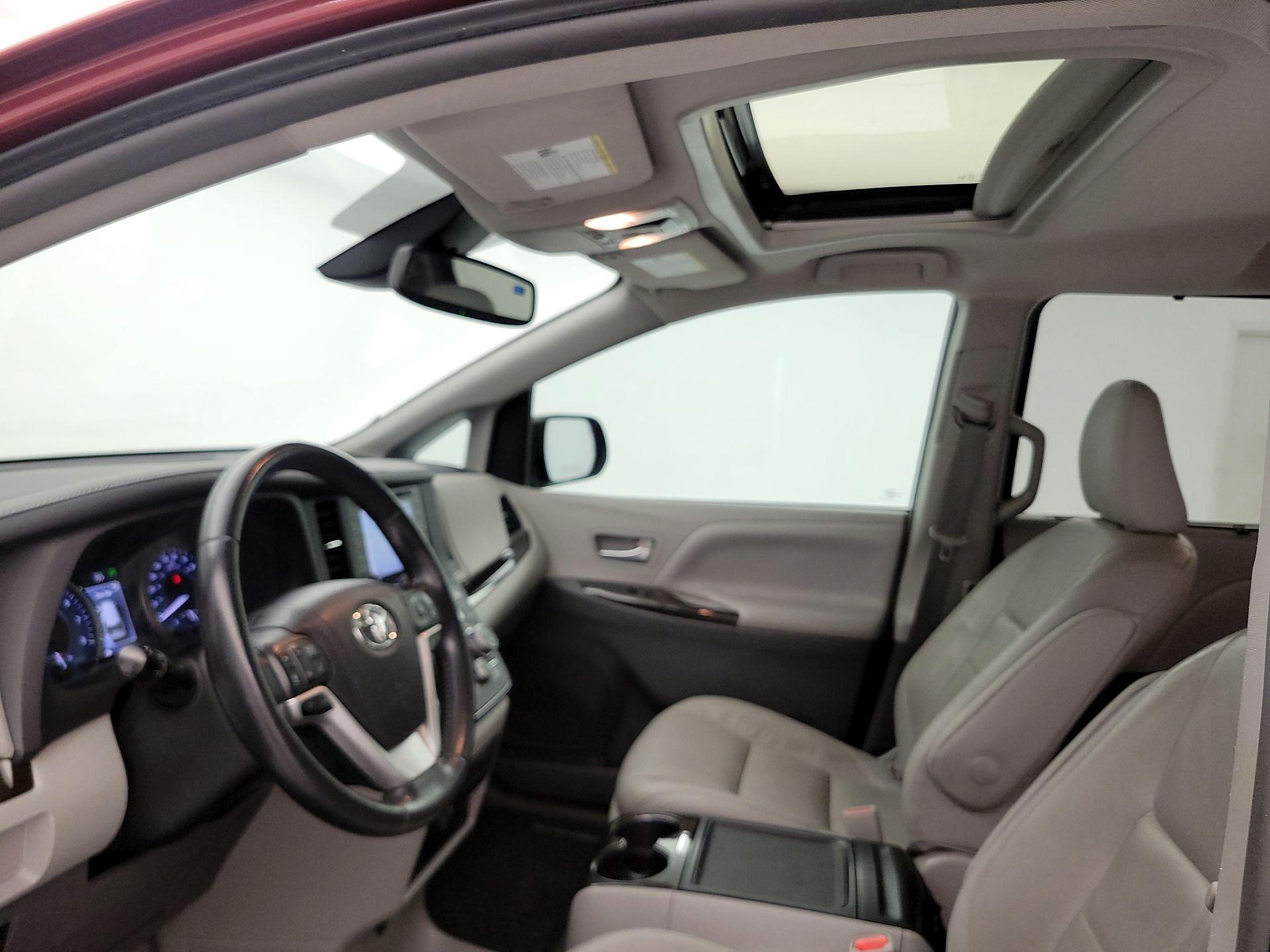 Thumbnail: 2018 Toyota Sienna - 20