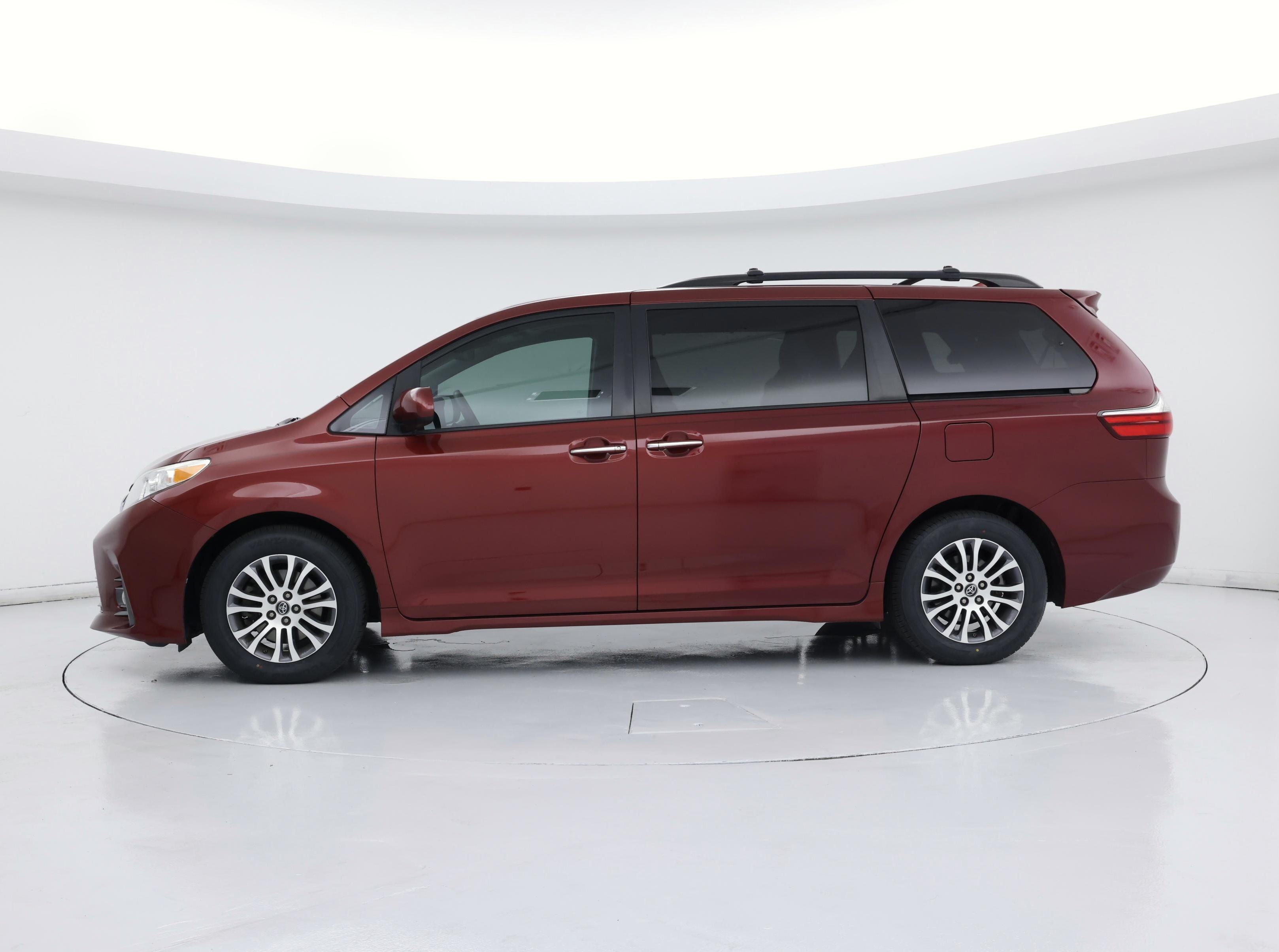 Thumbnail: 2018 Toyota Sienna - 3