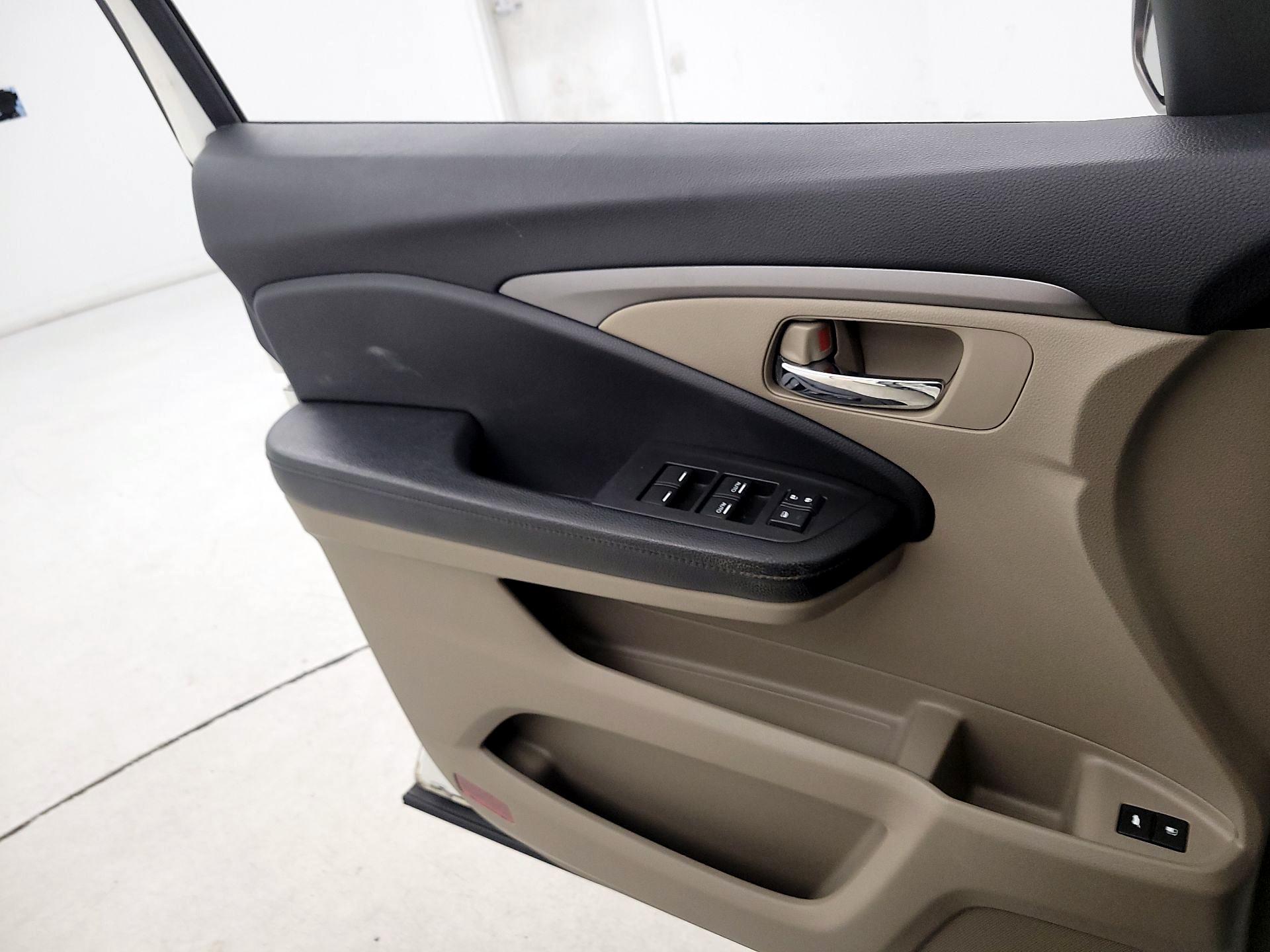 Thumbnail: 2017 Honda Pilot - 12