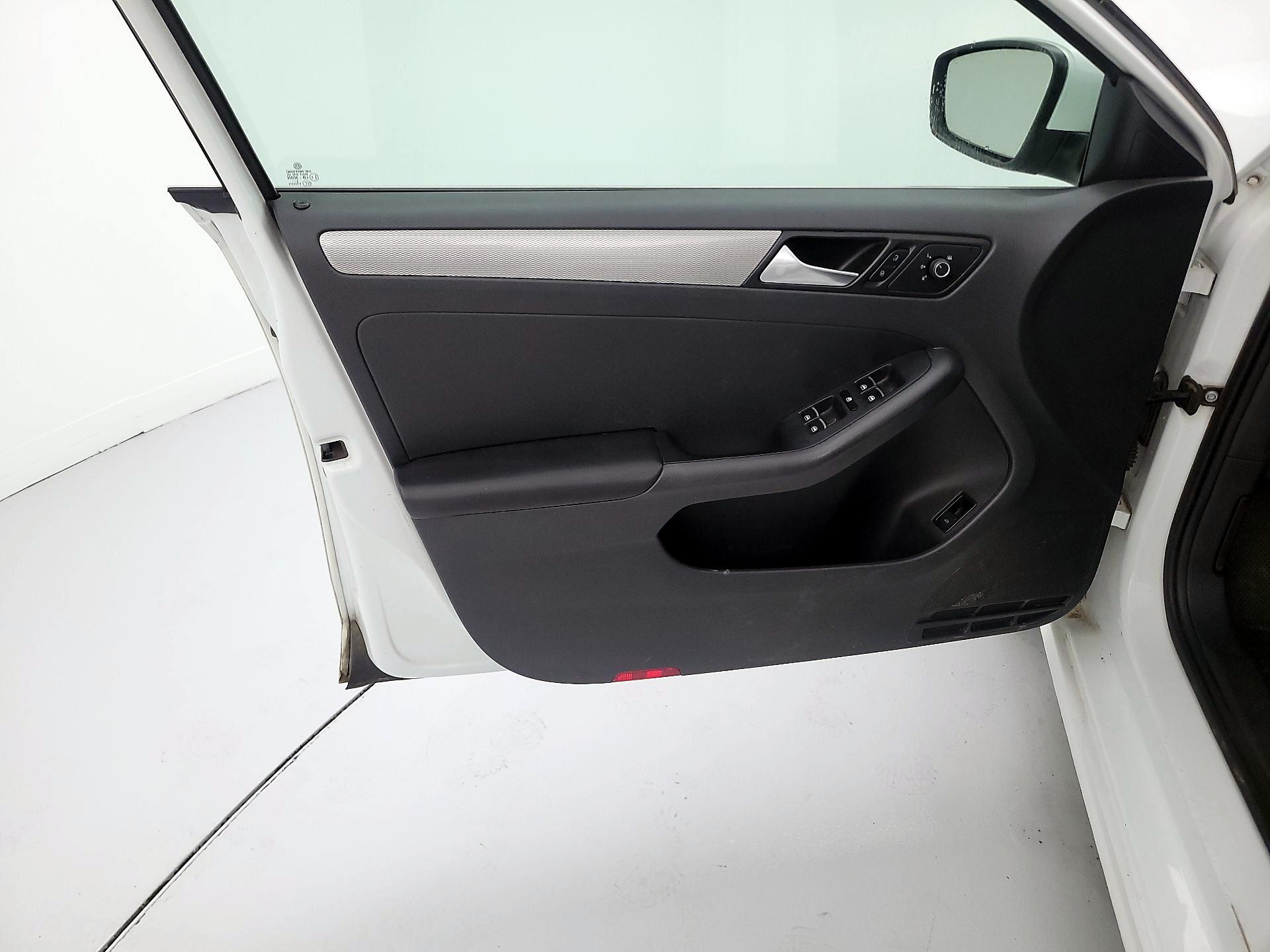 Thumbnail: 2015 Volkswagen Jetta - 12