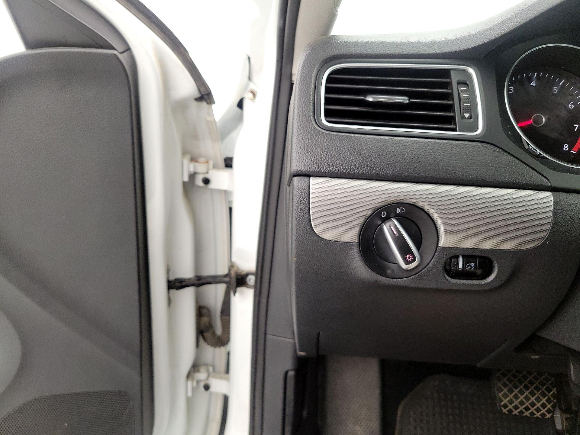 Thumbnail: 2015 Volkswagen Jetta - 13