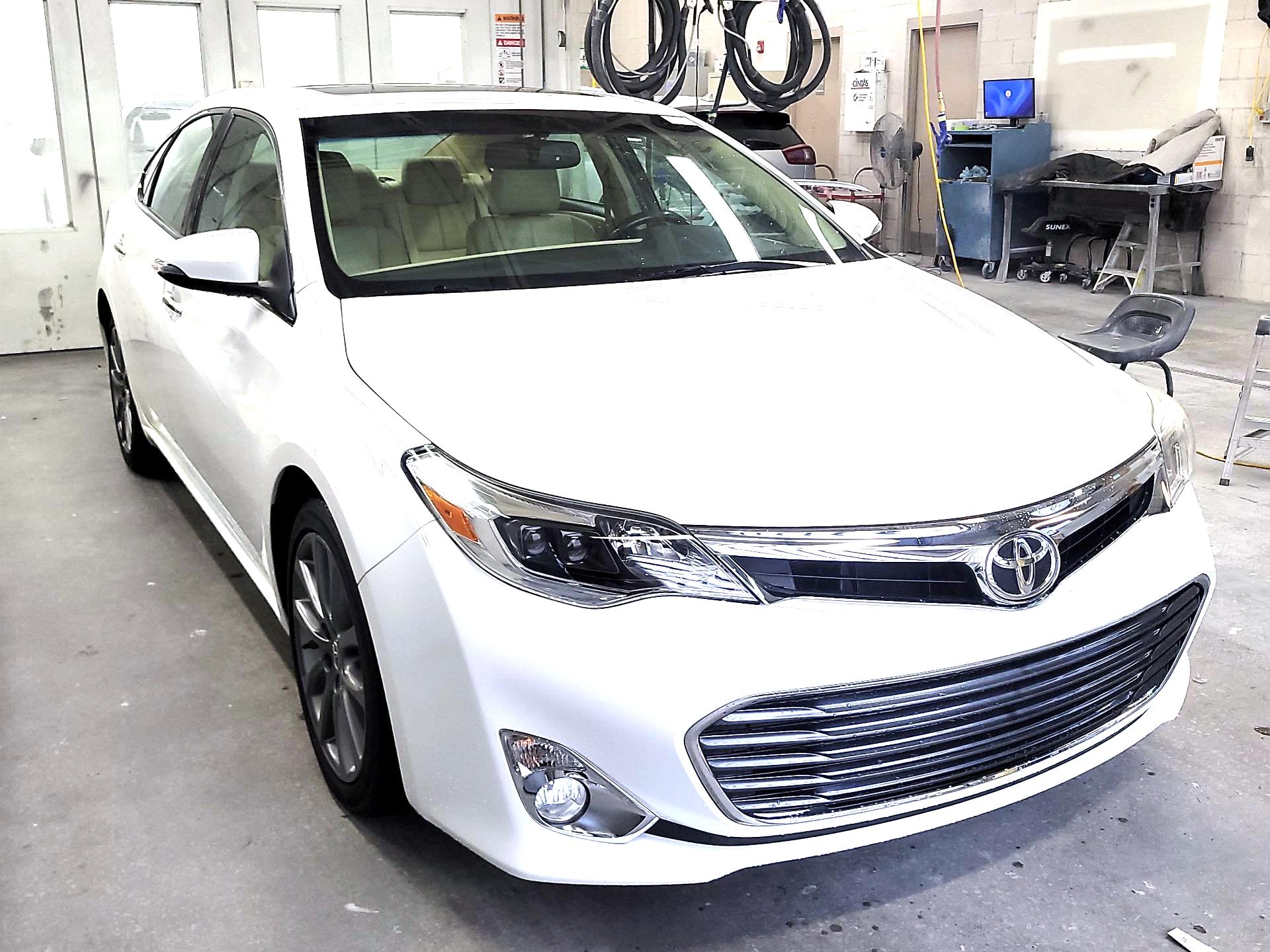 White 2015 Toyota Avalon Sedan Front-Wheel Drive Automatic