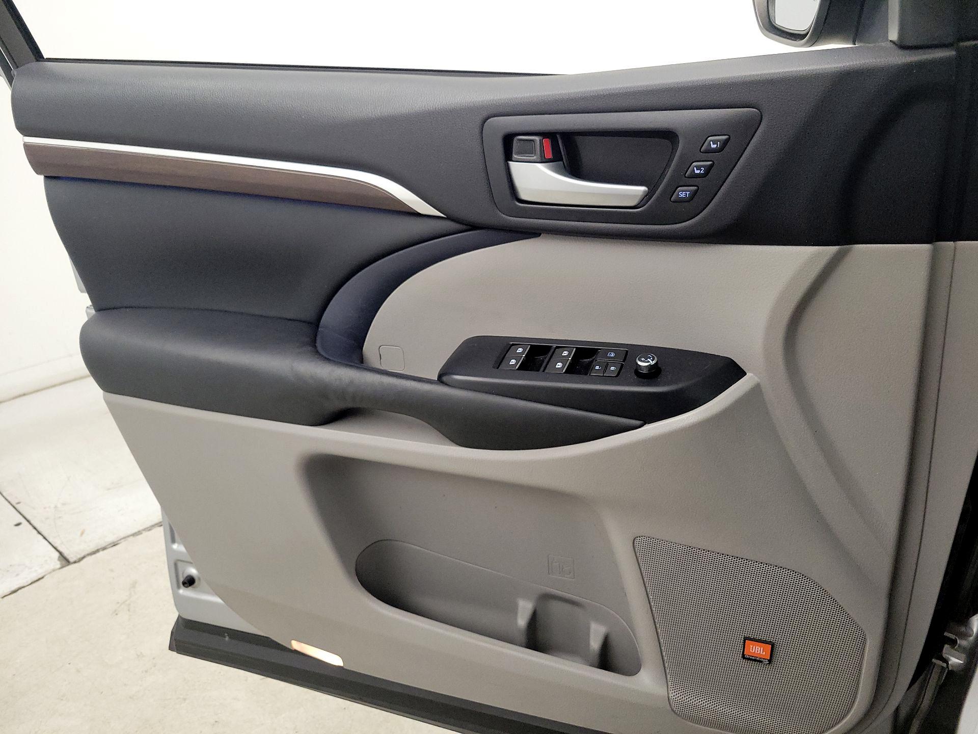 Thumbnail: 2015 Toyota Highlander - 12