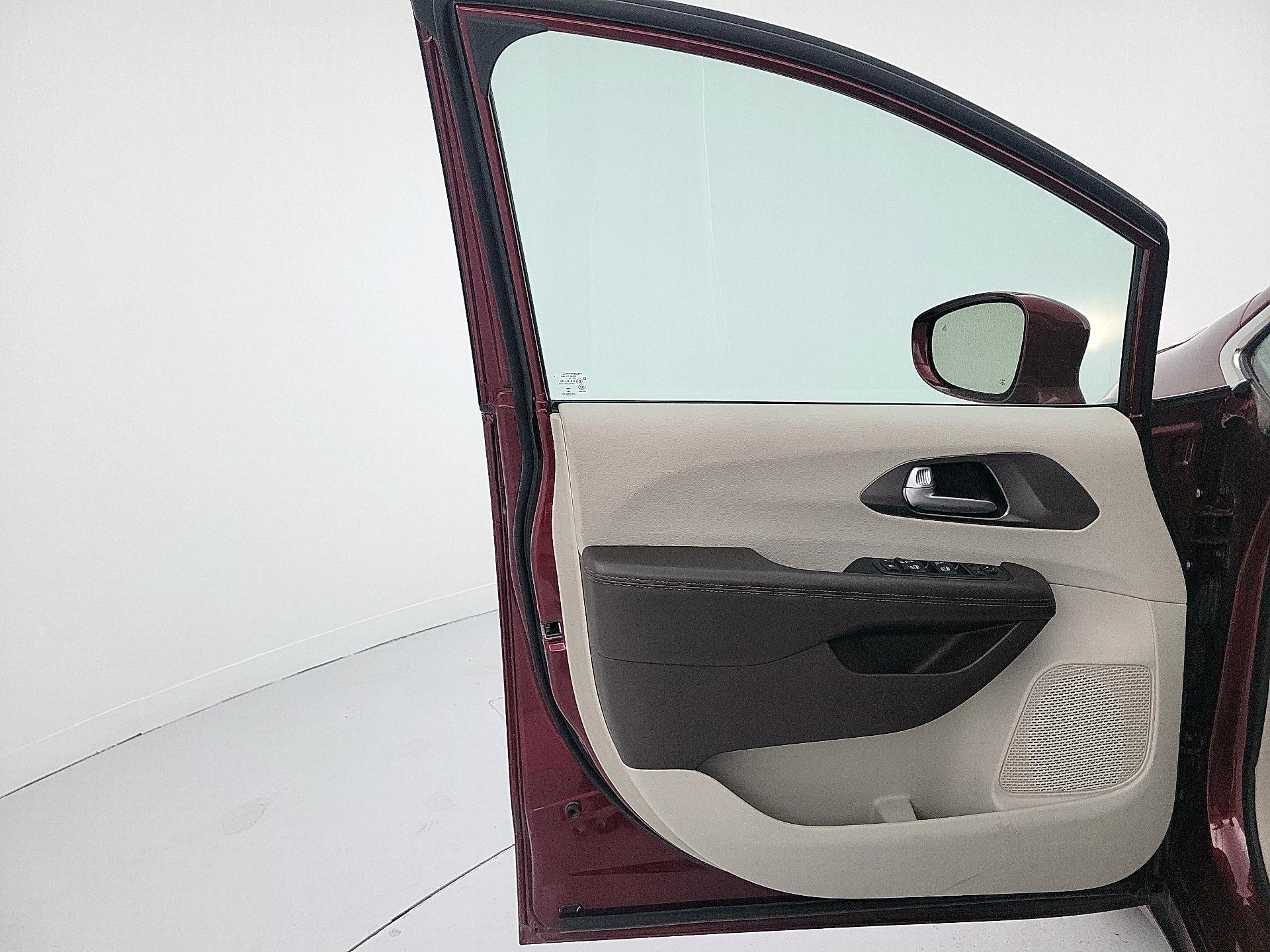 Thumbnail: 2017 Chrysler Pacifica - 12