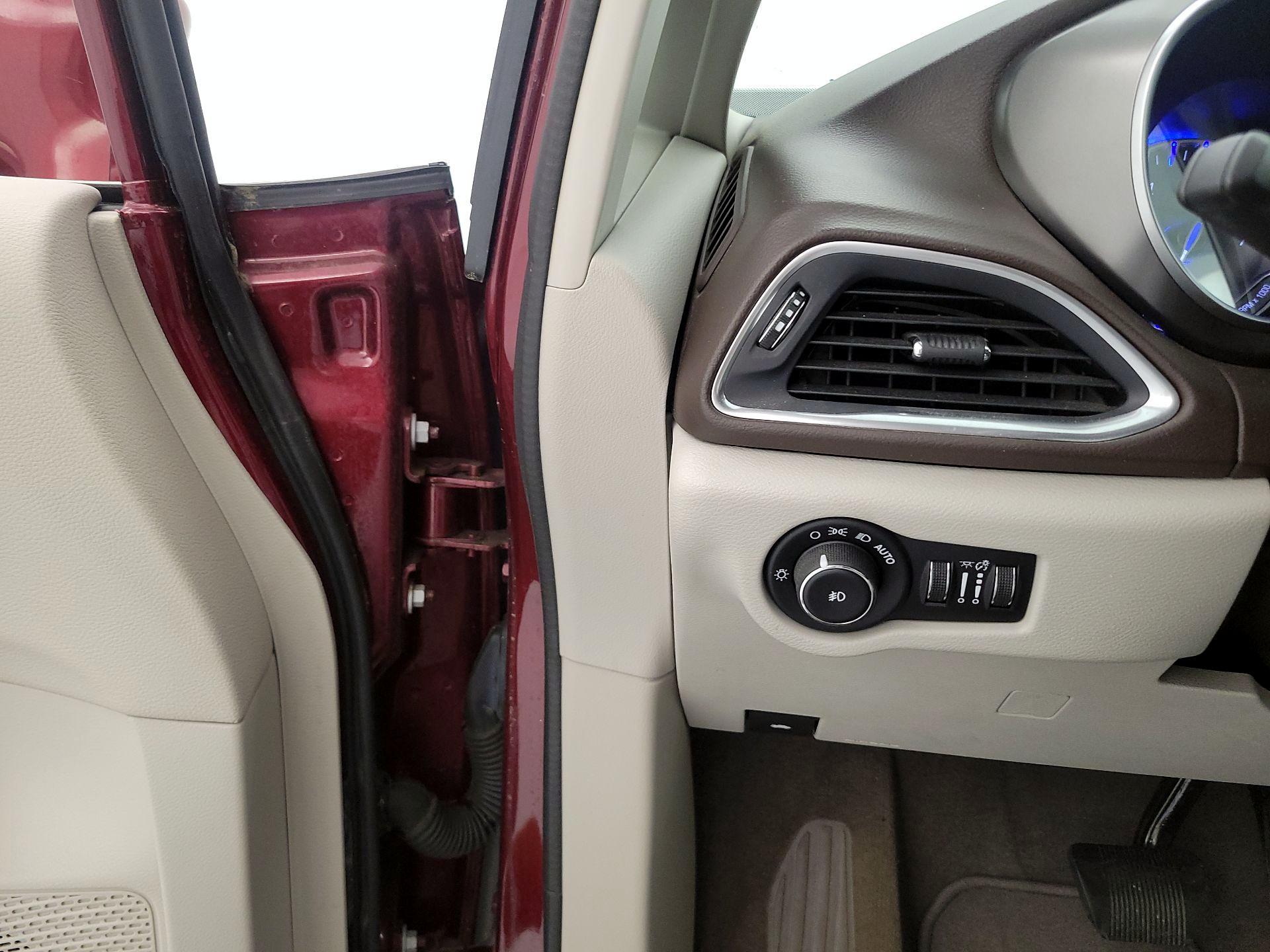 Thumbnail: 2017 Chrysler Pacifica - 13