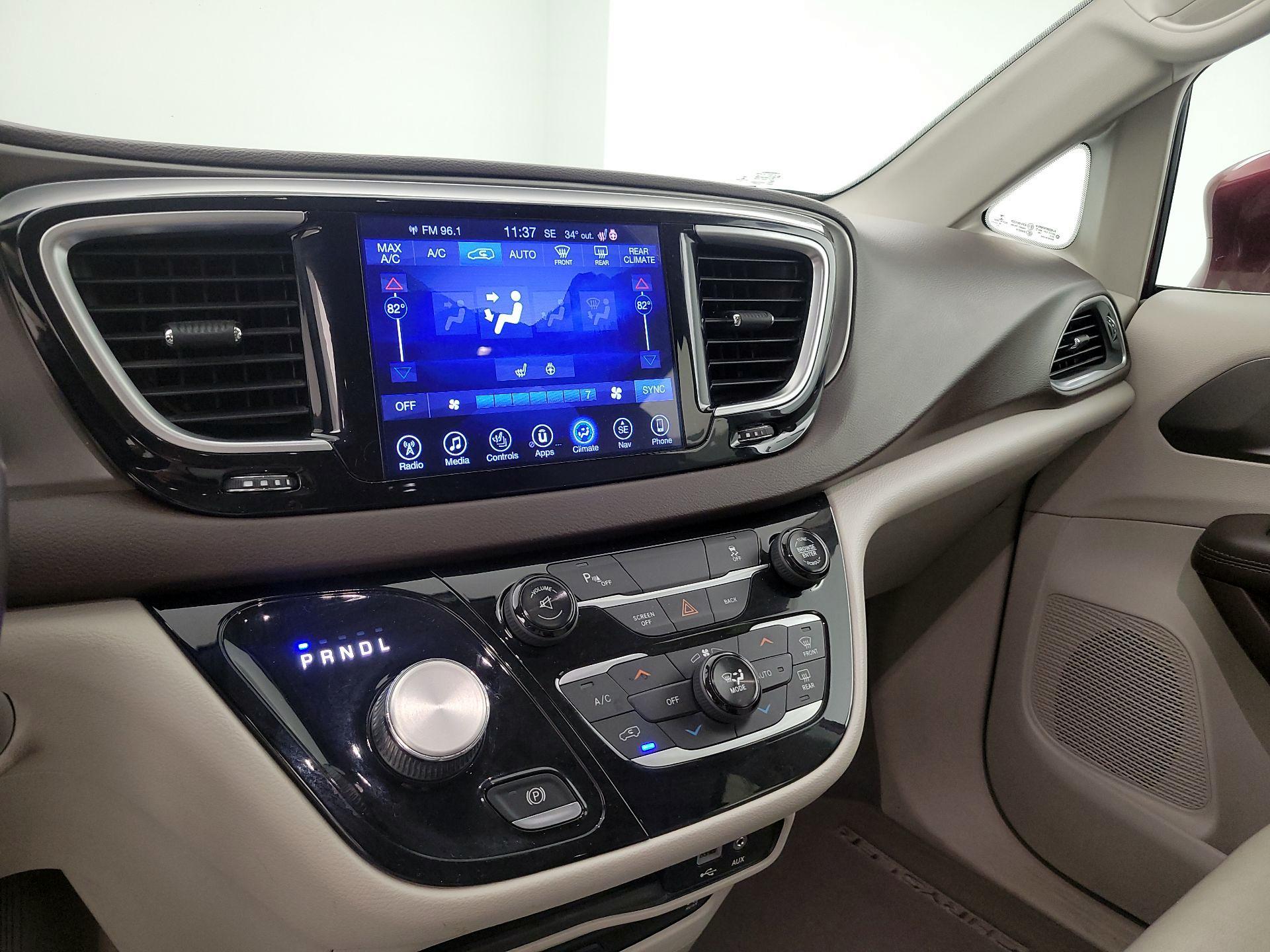 Thumbnail: 2017 Chrysler Pacifica - 17