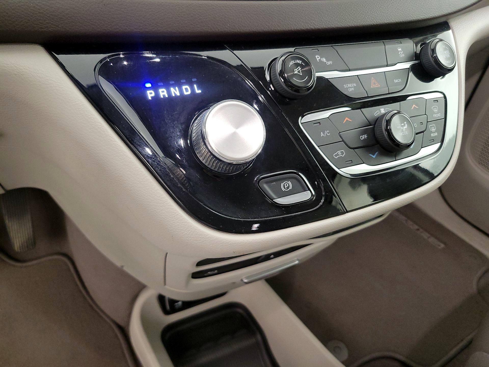 Thumbnail: 2017 Chrysler Pacifica - 18