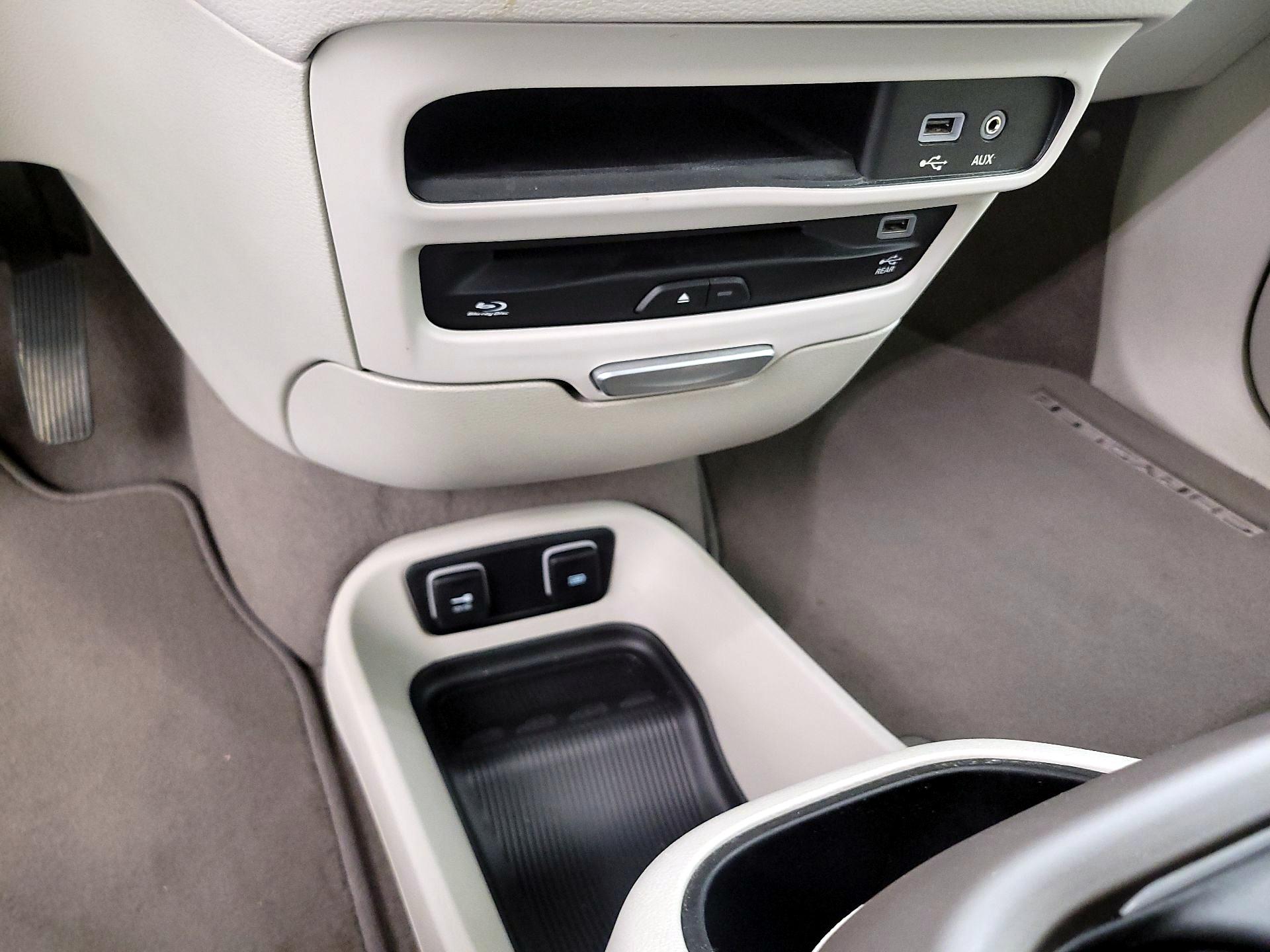 Thumbnail: 2017 Chrysler Pacifica - 19