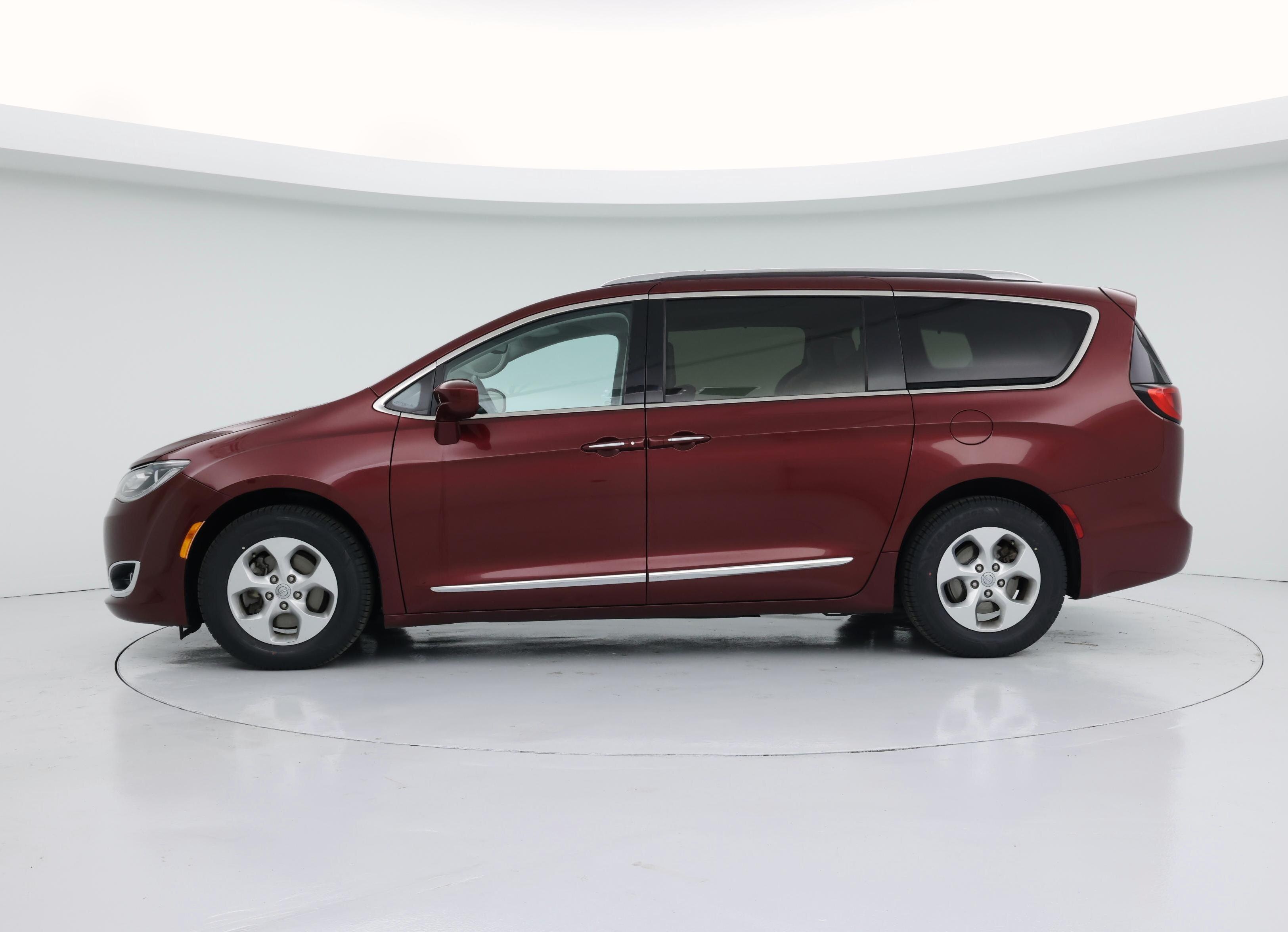 Thumbnail: 2017 Chrysler Pacifica - 3