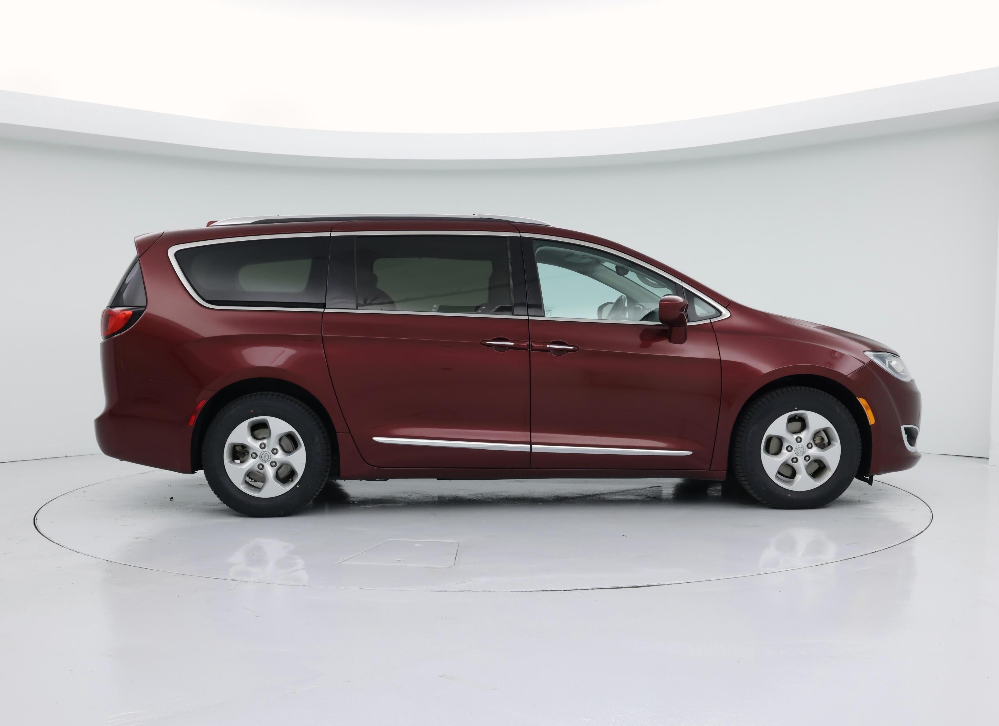 Thumbnail: 2017 Chrysler Pacifica - 7