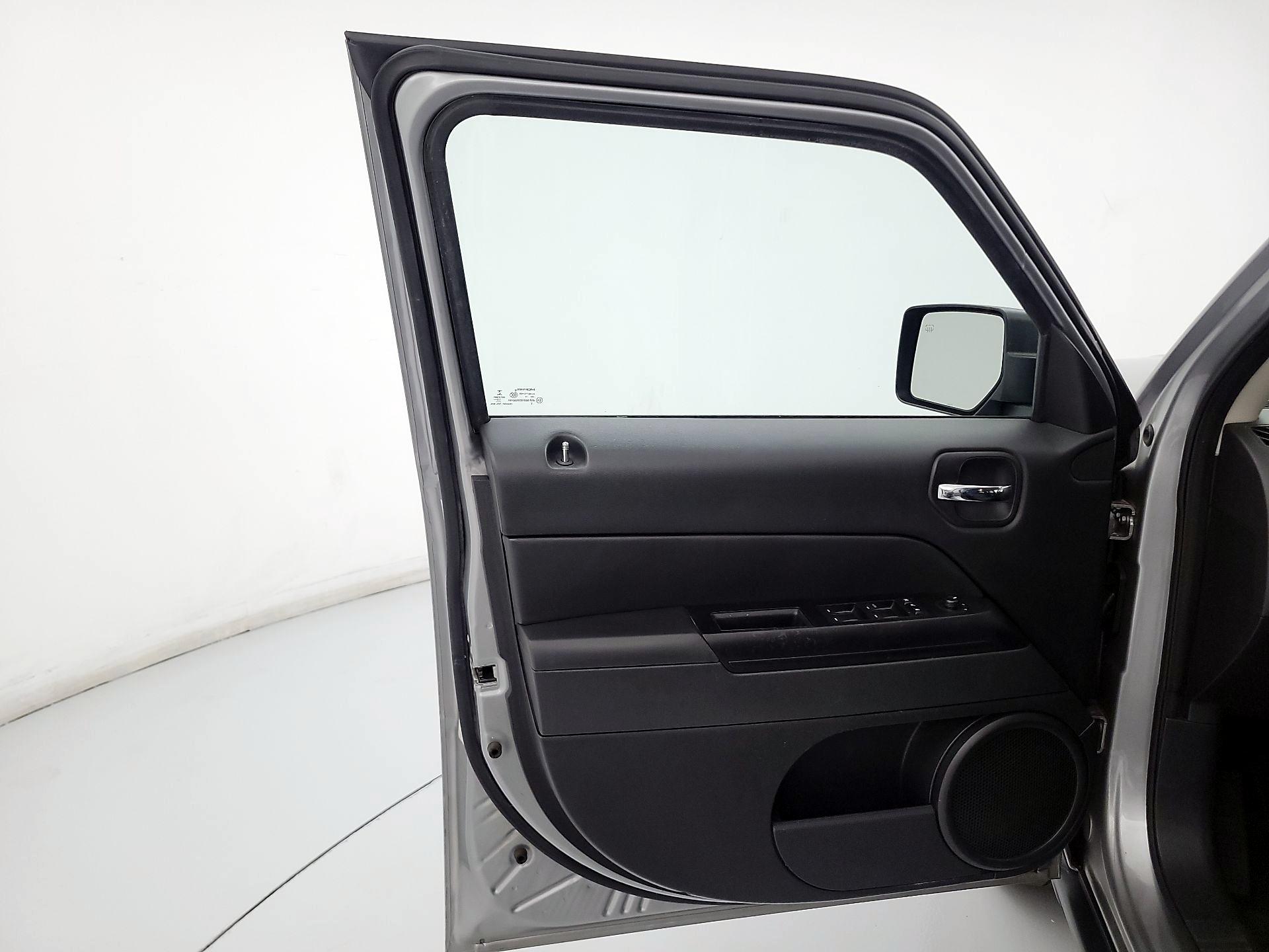 Thumbnail: 2016 Jeep Patriot - 12