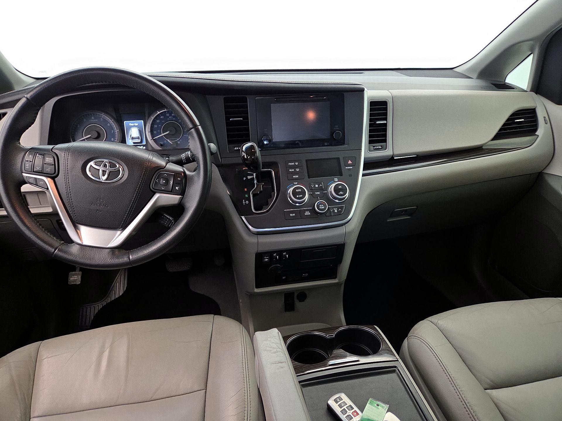 Thumbnail: 2016 Toyota Sienna - 9