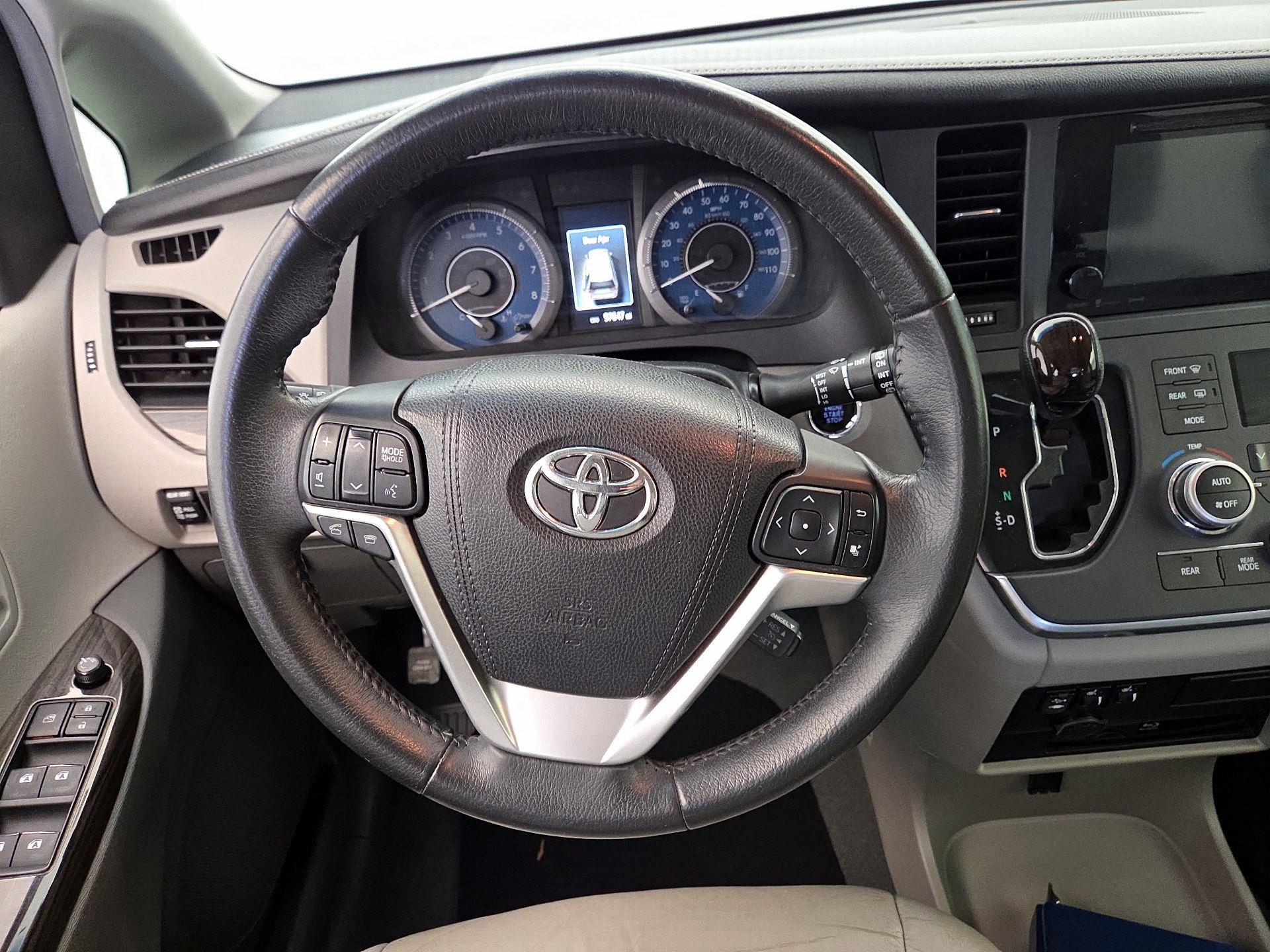 Thumbnail: 2016 Toyota Sienna - 10