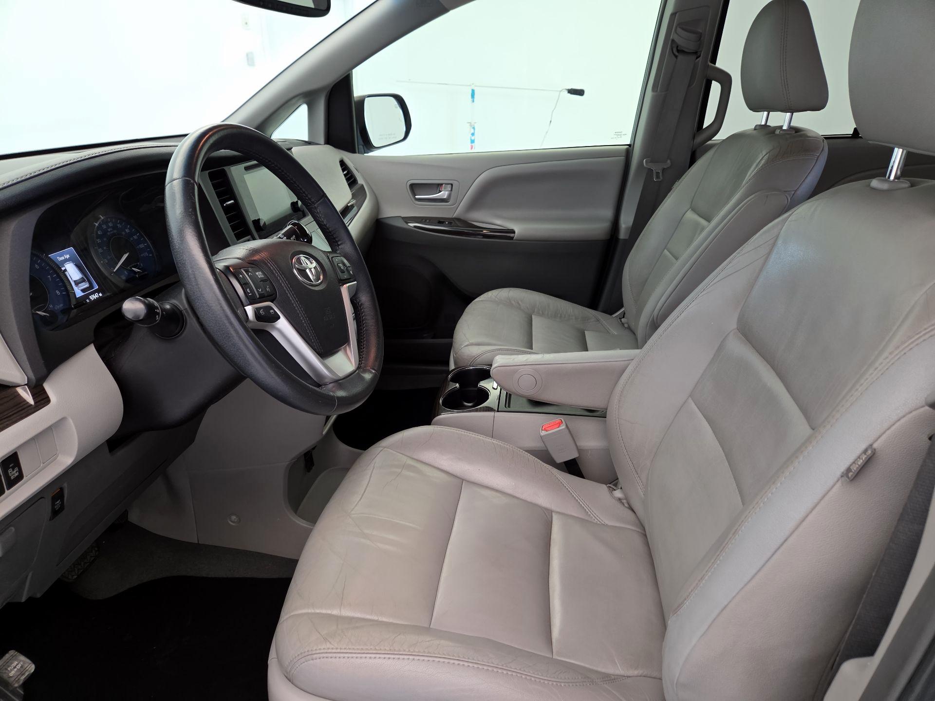 Thumbnail: 2016 Toyota Sienna - 11
