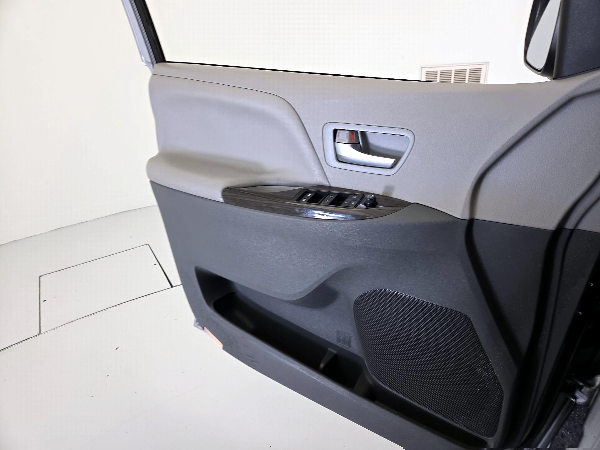 Thumbnail: 2016 Toyota Sienna - 12