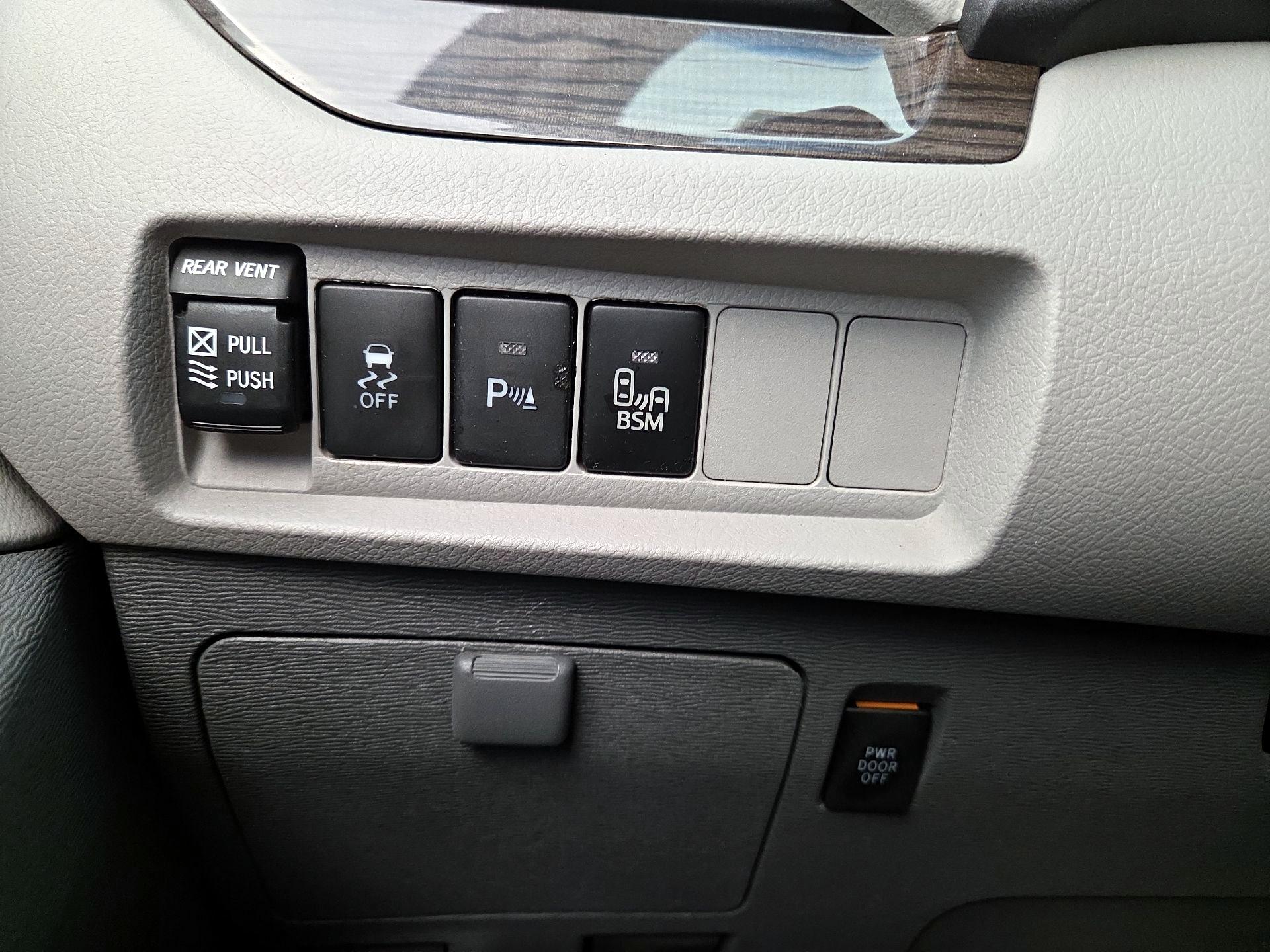 Thumbnail: 2016 Toyota Sienna - 13