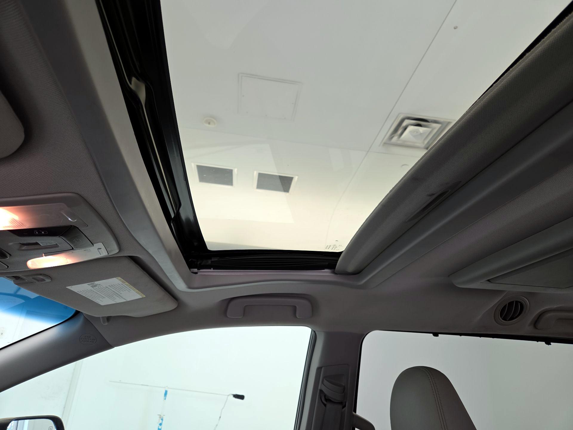 Thumbnail: 2016 Toyota Sienna - 19