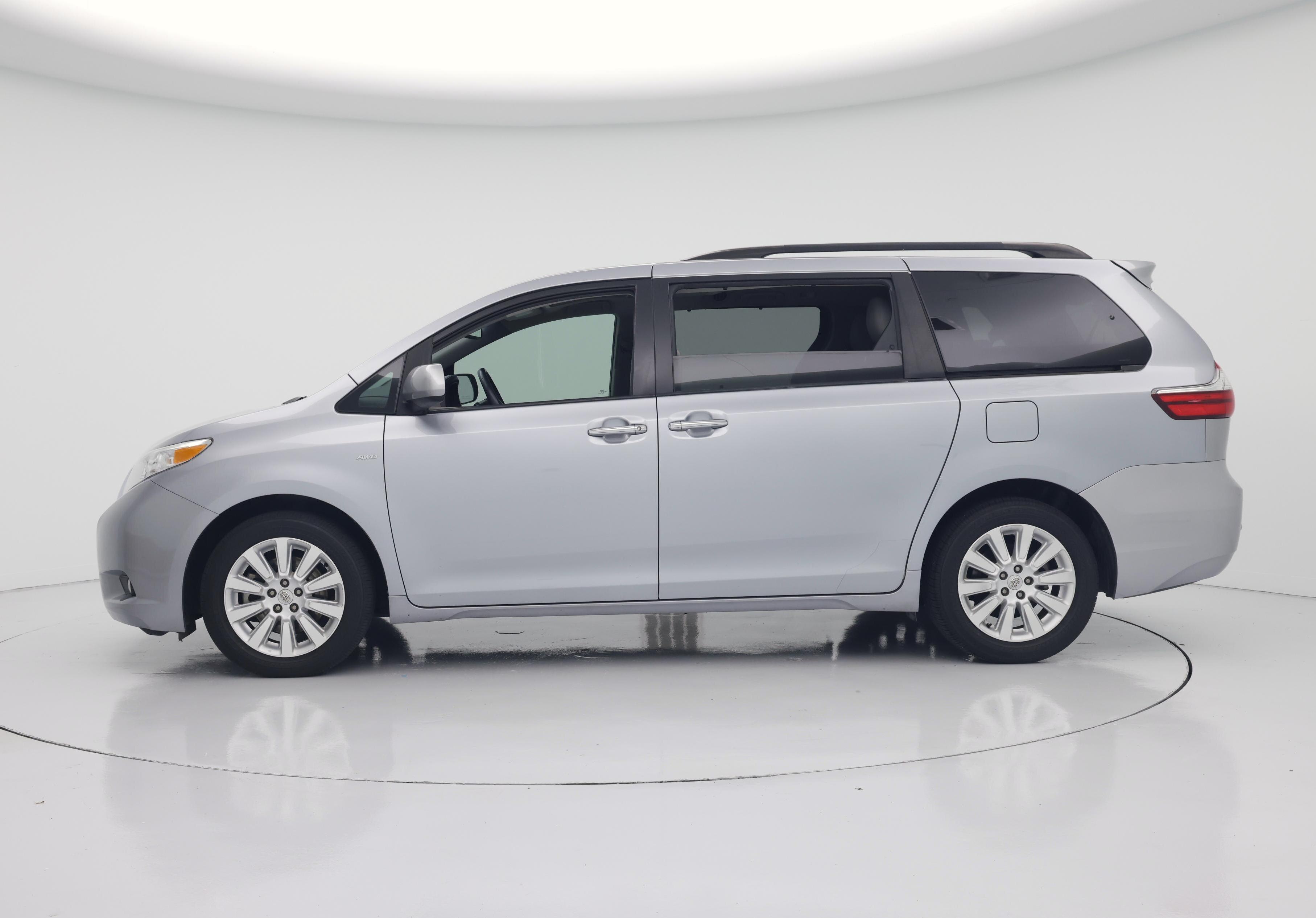 Thumbnail: 2016 Toyota Sienna - 3