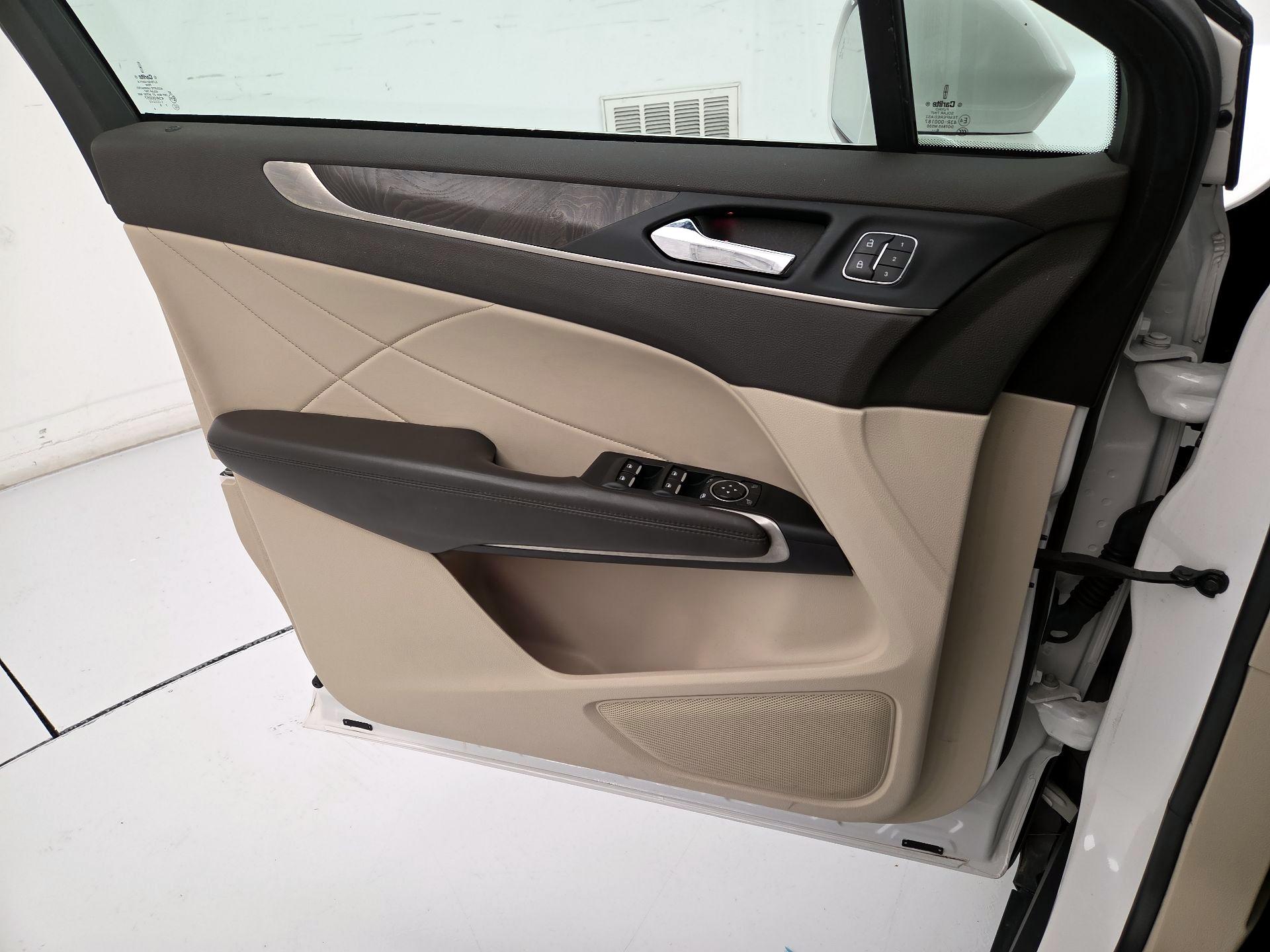 Thumbnail: 2017 Lincoln MKC - 12