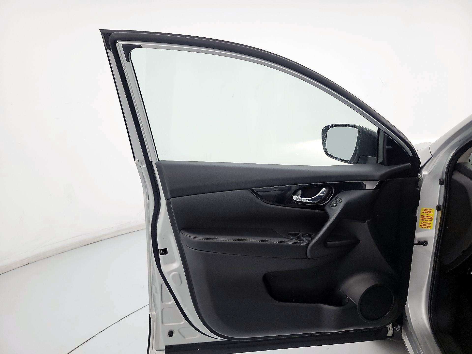 Thumbnail: 2020 Nissan Rogue Sport - 12