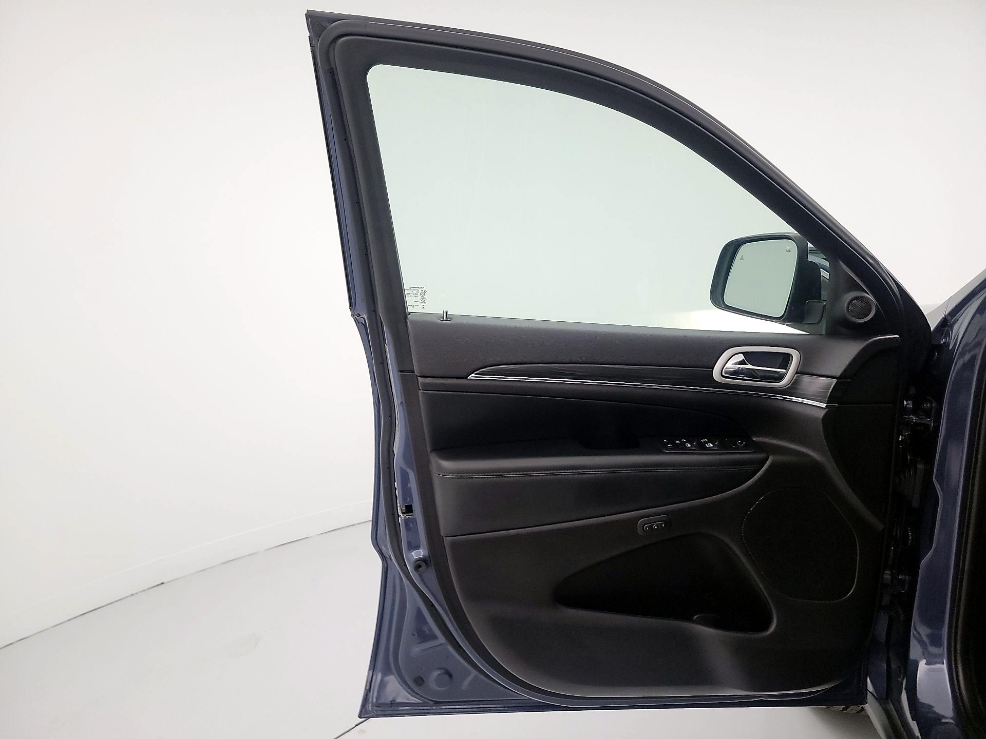 Thumbnail: 2020 Jeep Grand Cherokee - 12