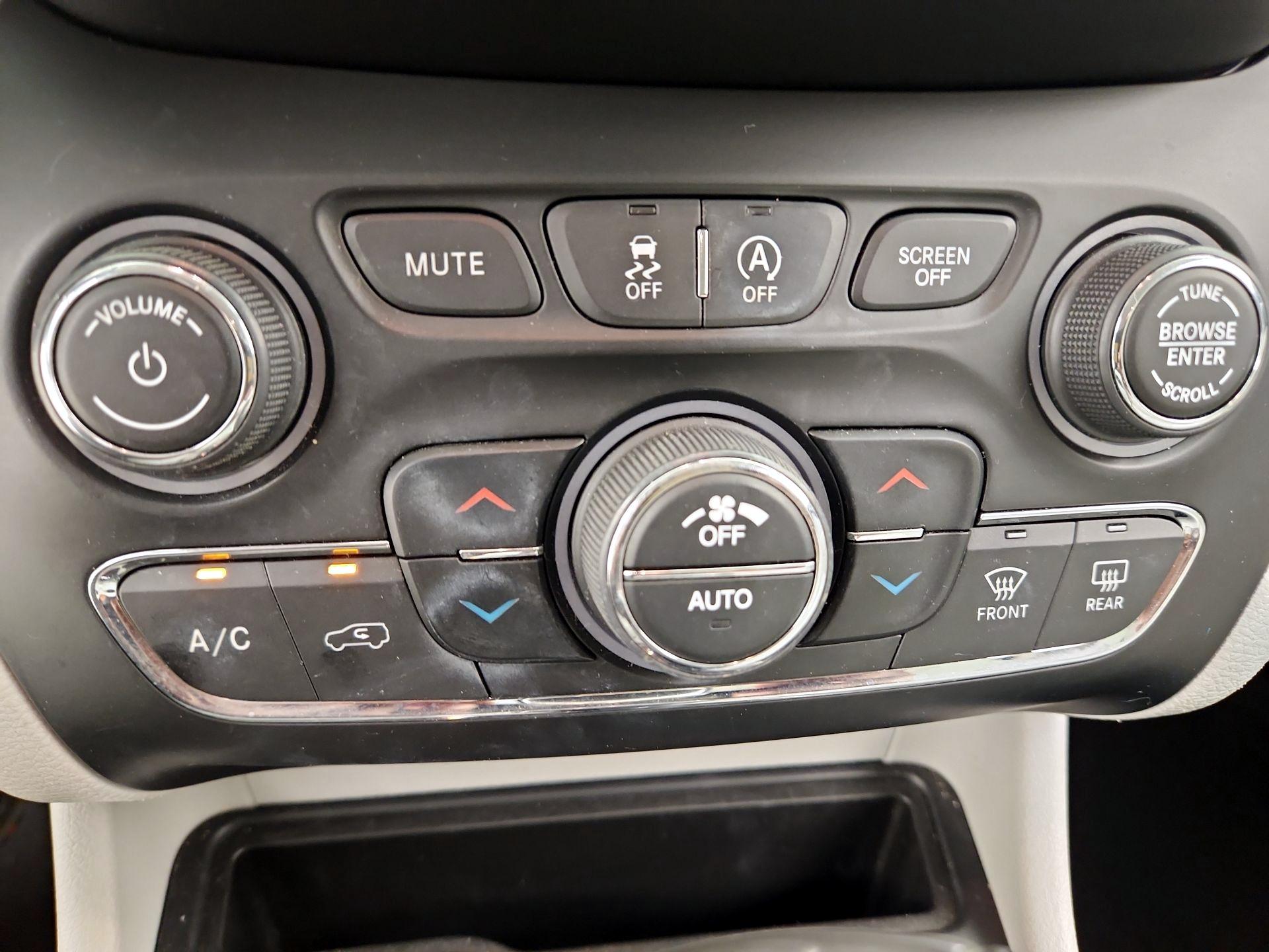 Thumbnail: 2020 Jeep Cherokee - 17