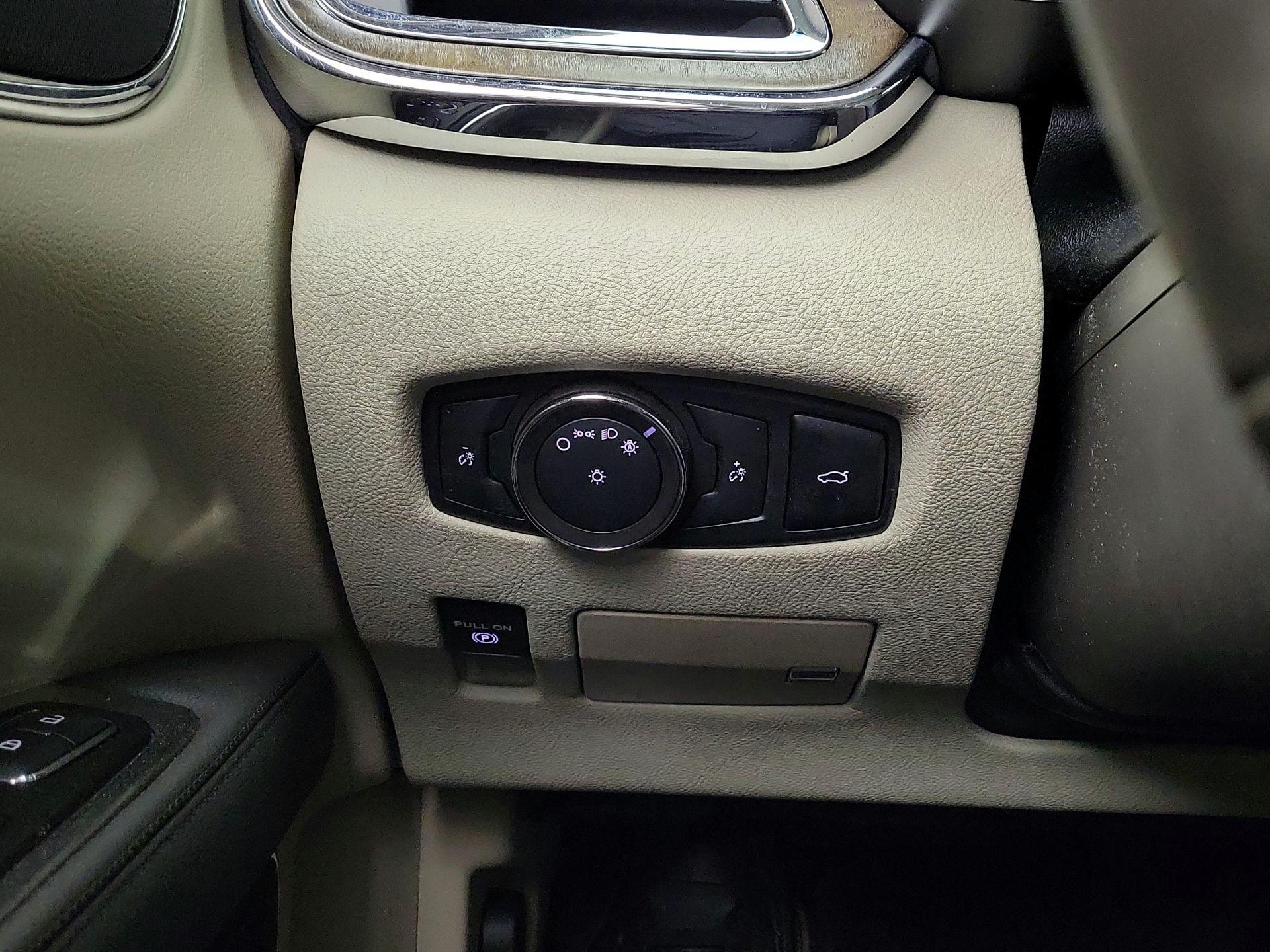 Thumbnail: 2018 Lincoln Continental - 13