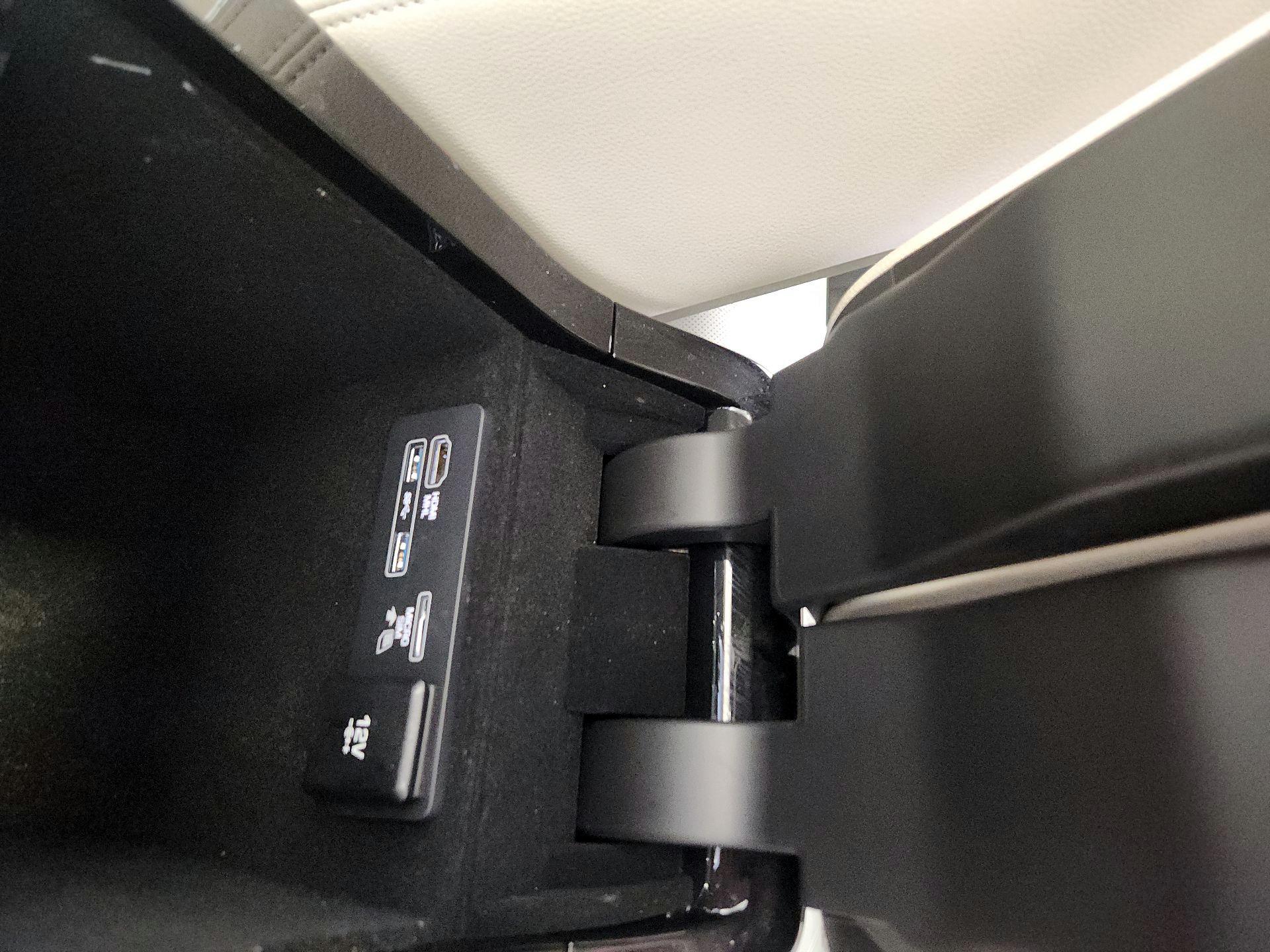 Thumbnail: 2018 Land Rover Range Rover Velar - 18