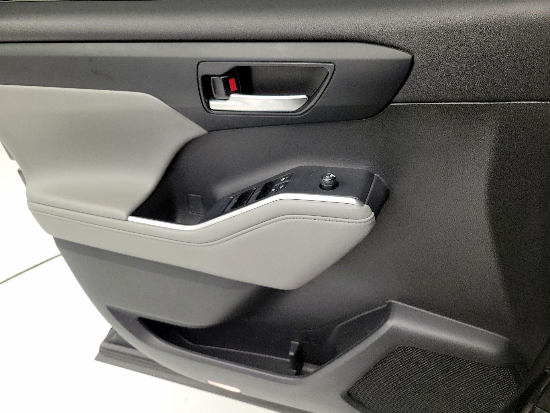 Thumbnail: 2021 Toyota Highlander - 12