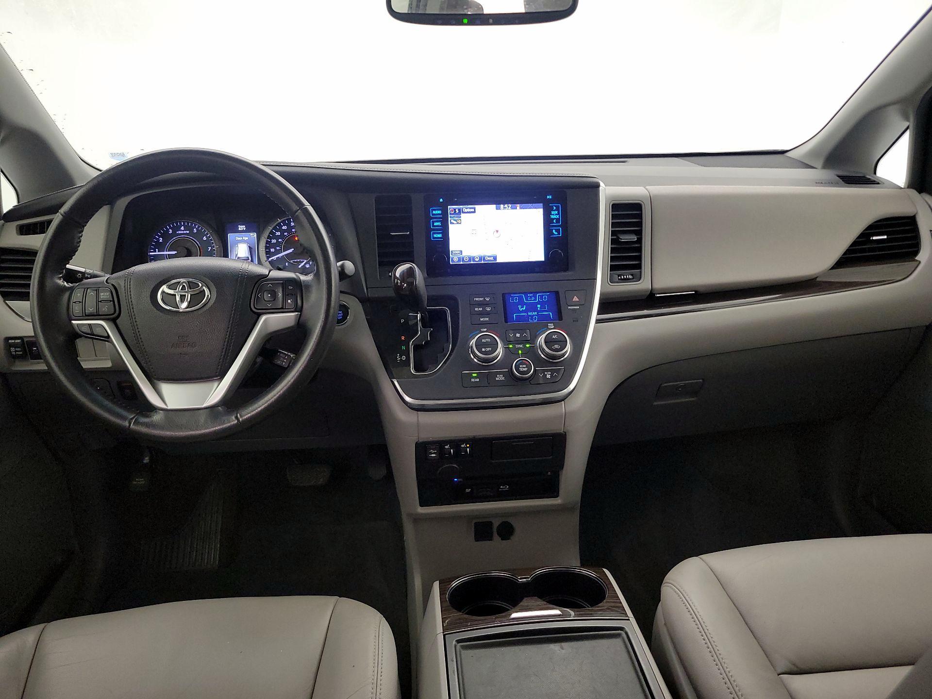 Thumbnail: 2016 Toyota Sienna - 9